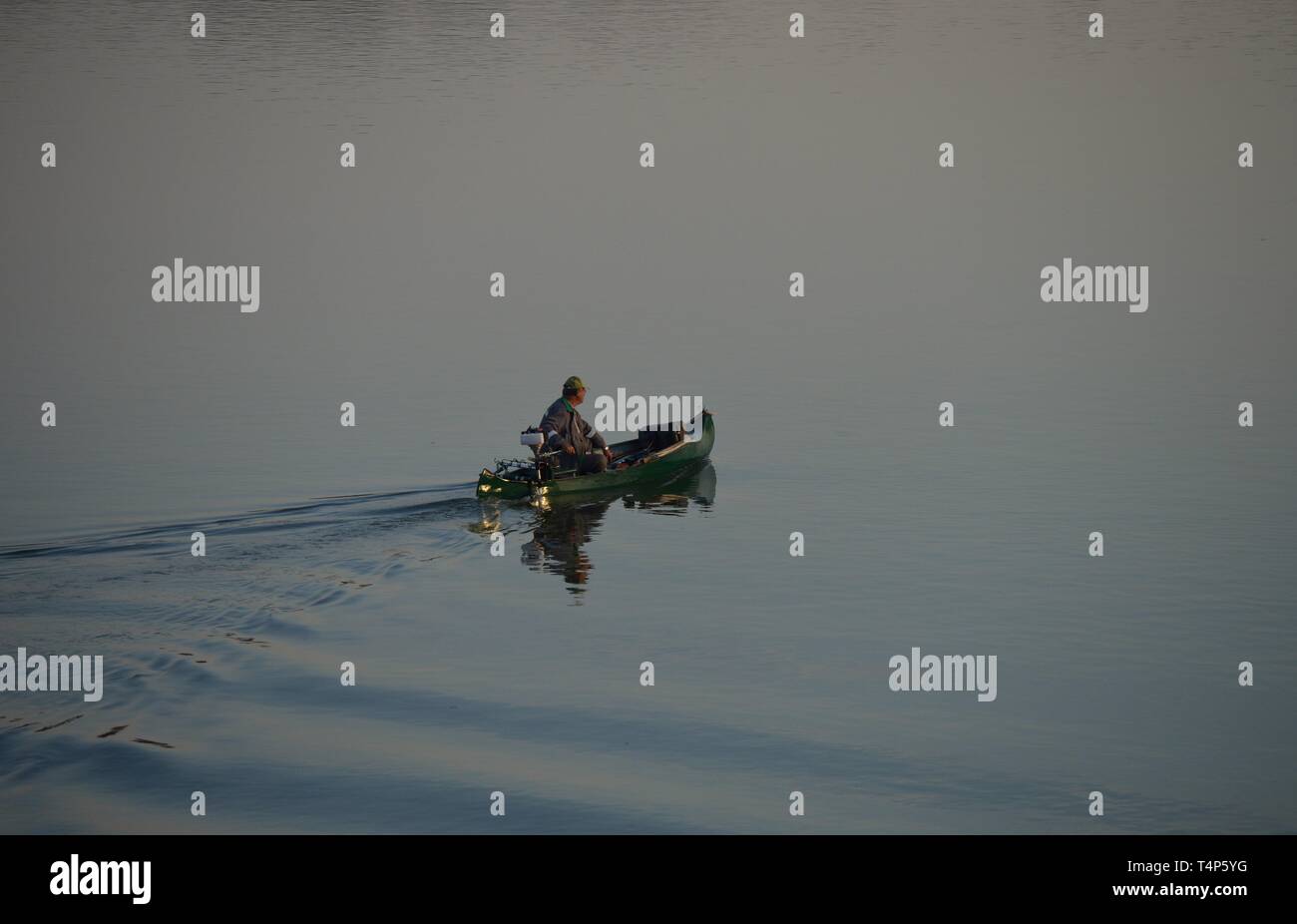 Pêcheur du Danube la conduite du bateau à moteur dans le coucher du soleil Banque D'Images