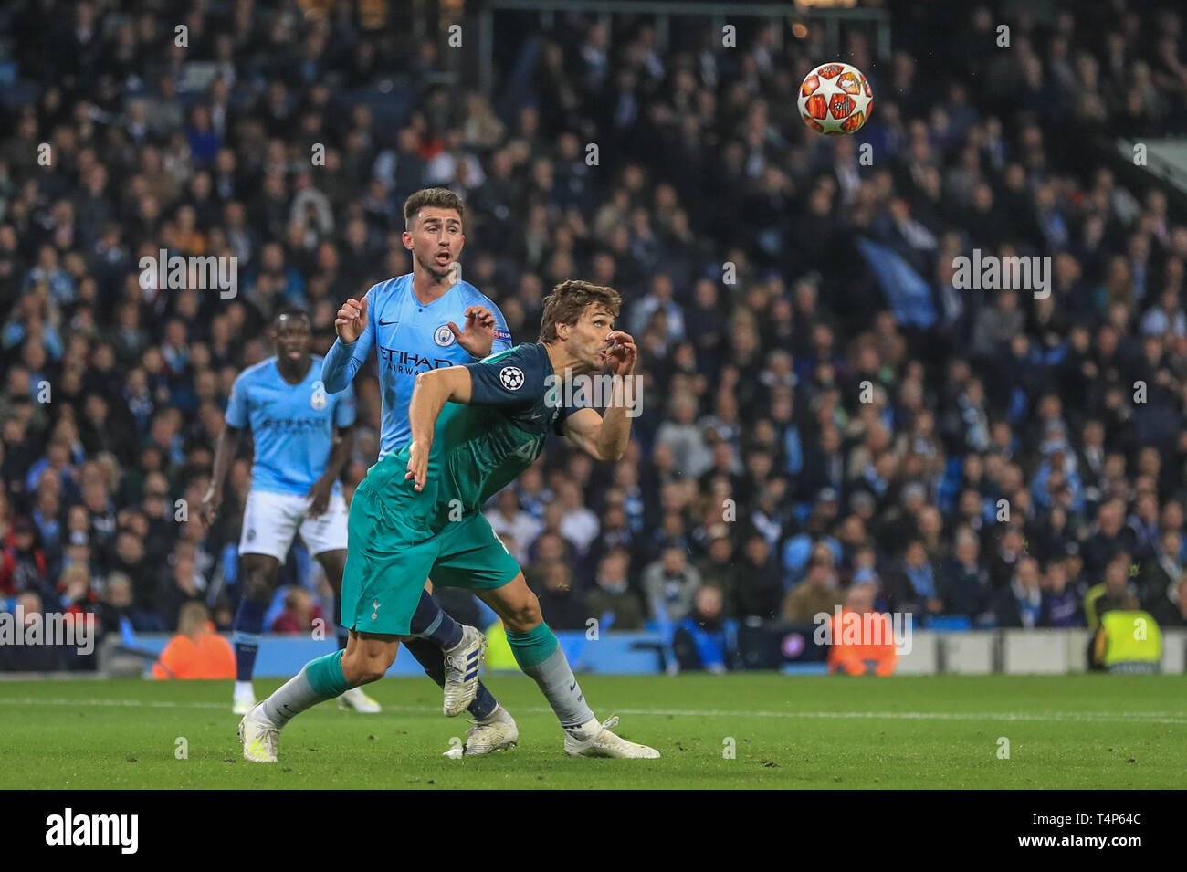 17 AVRIL 2019 , le stade Etihad, Manchester, Angleterre ; Ligue des Champions, quart de finale, match retour, Manchester City v Tottenham ; Fernando Llorente (18) de l'en-tête o lignes Tottenham jusqu'Crédit : Mark Cosgrove/News Images Banque D'Images