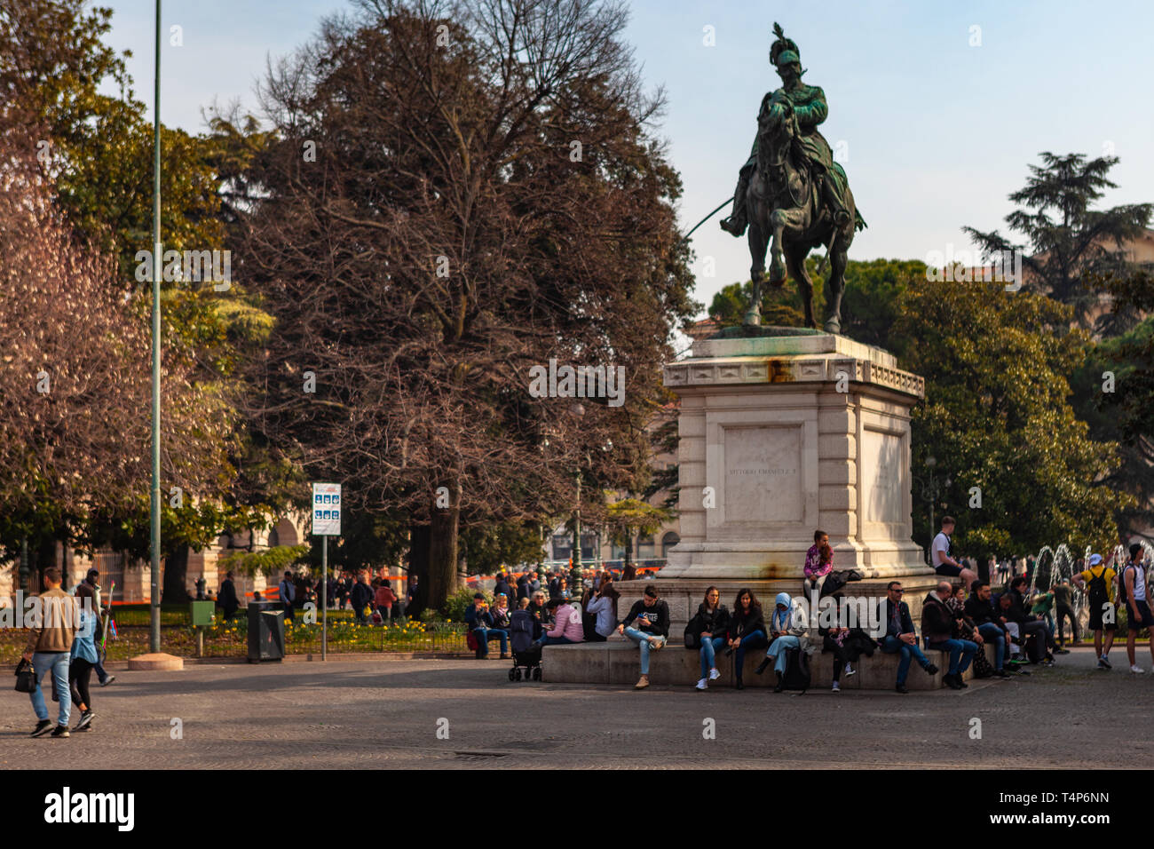 Vérone, Italie - mars 2019. La Piazza Bra la plus grande piazza à Vérone, Italie près de l'Arène de Vérone, à l'origine d'un amphithéâtre construit près de 2000 ans ag Banque D'Images