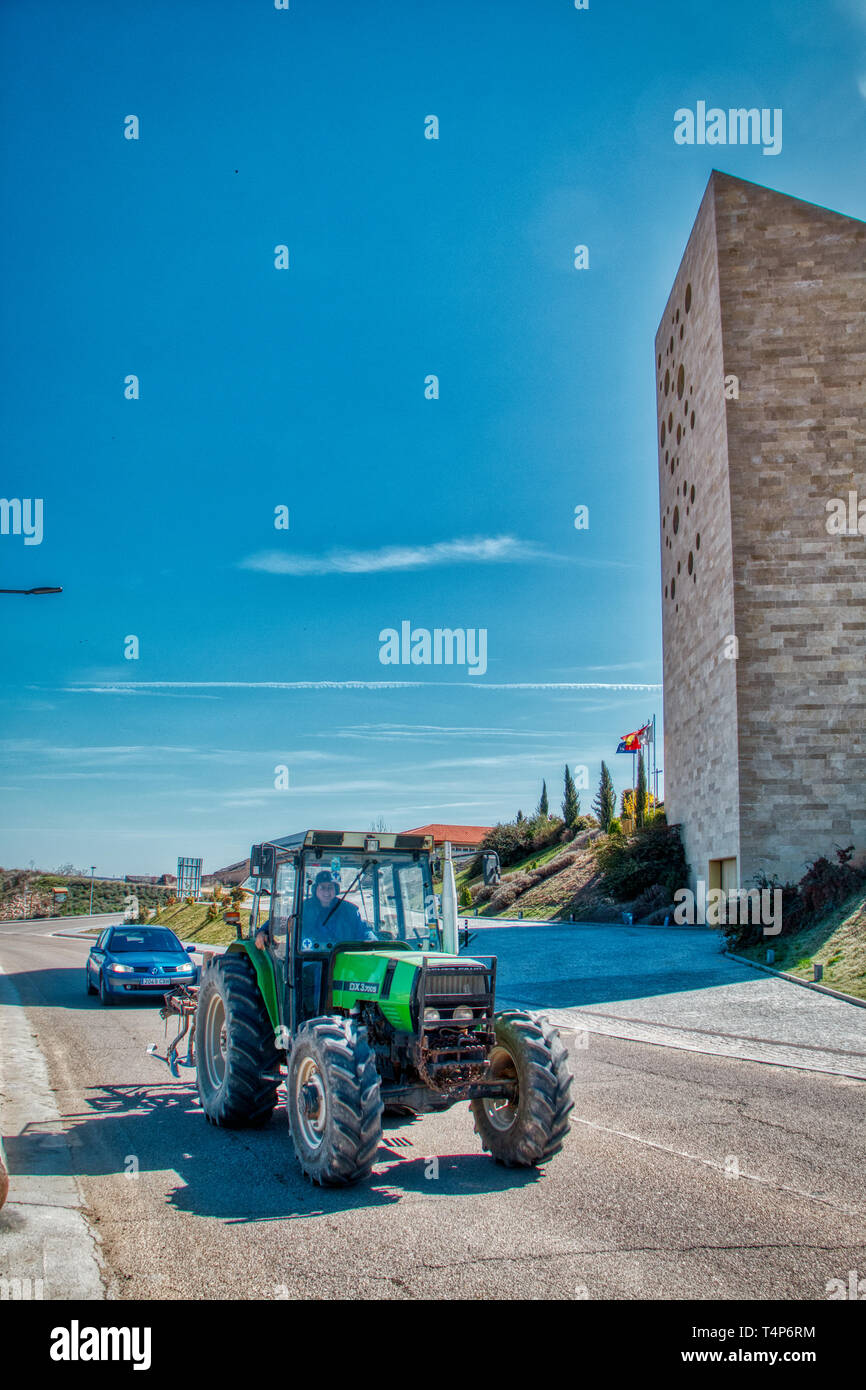 Che de Duero, Burgos, Espagne - 24 mars 2019 : Un tracteur agricole circule en face du bâtiment "ede del Consejo Regulador de la Denominación Banque D'Images