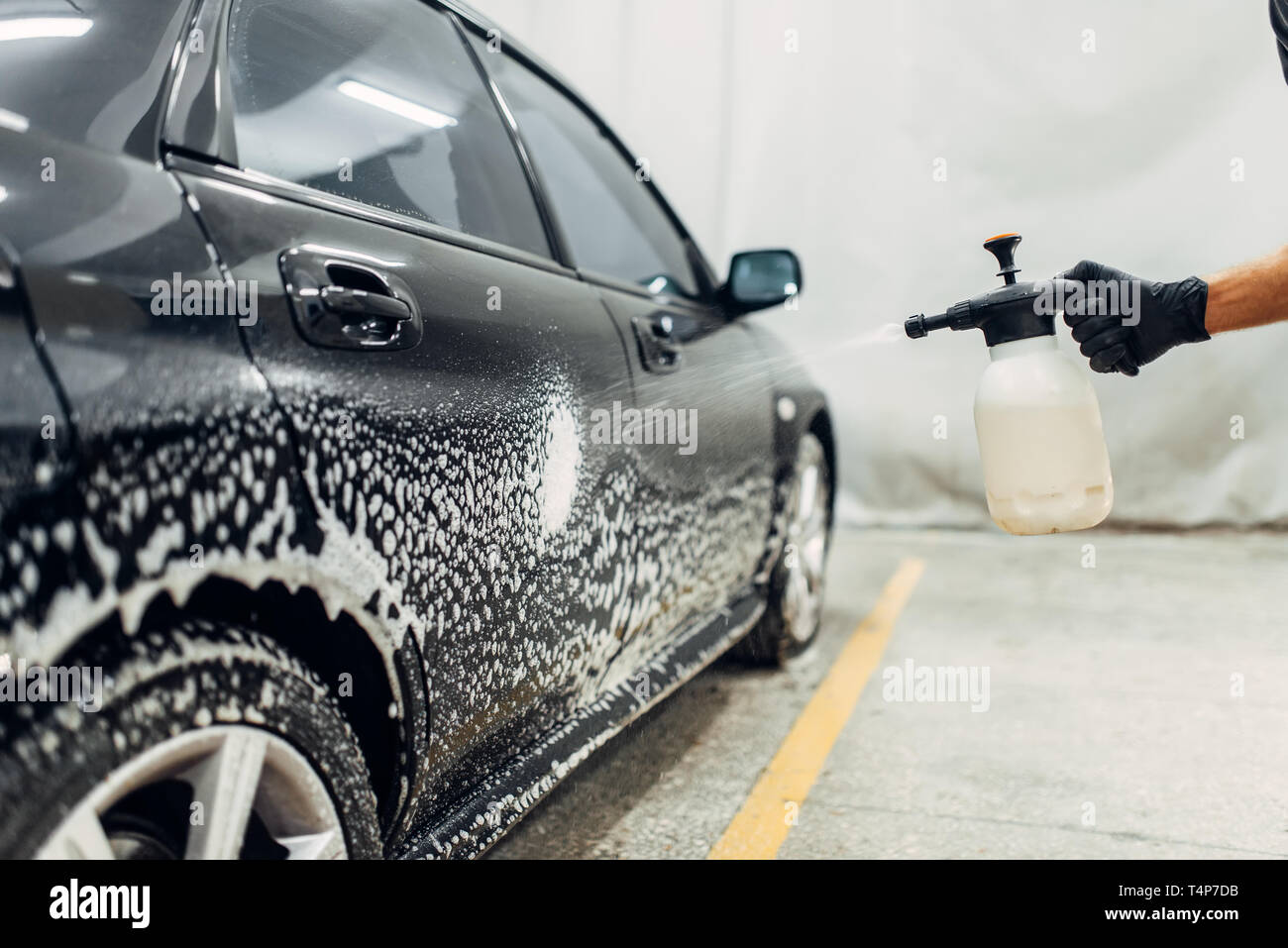 Service de lavage, nettoyage des roues avec un agent spécial. Lavage automobile détaillant, avec vaporisateur Banque D'Images