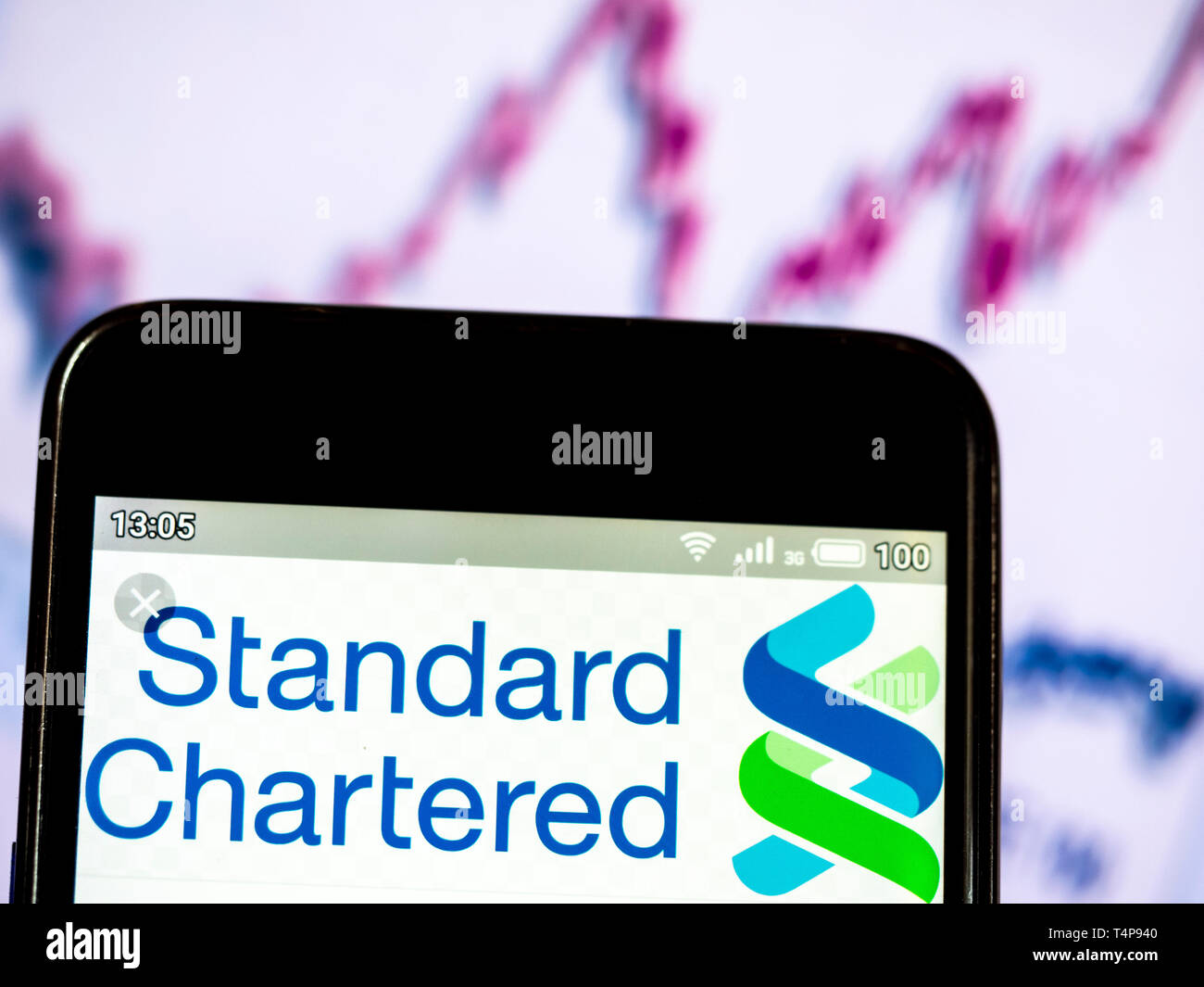 Sur cette photo, l'illustration a Standard Chartered PLC vu le logo affiché sur un téléphone intelligent Banque D'Images