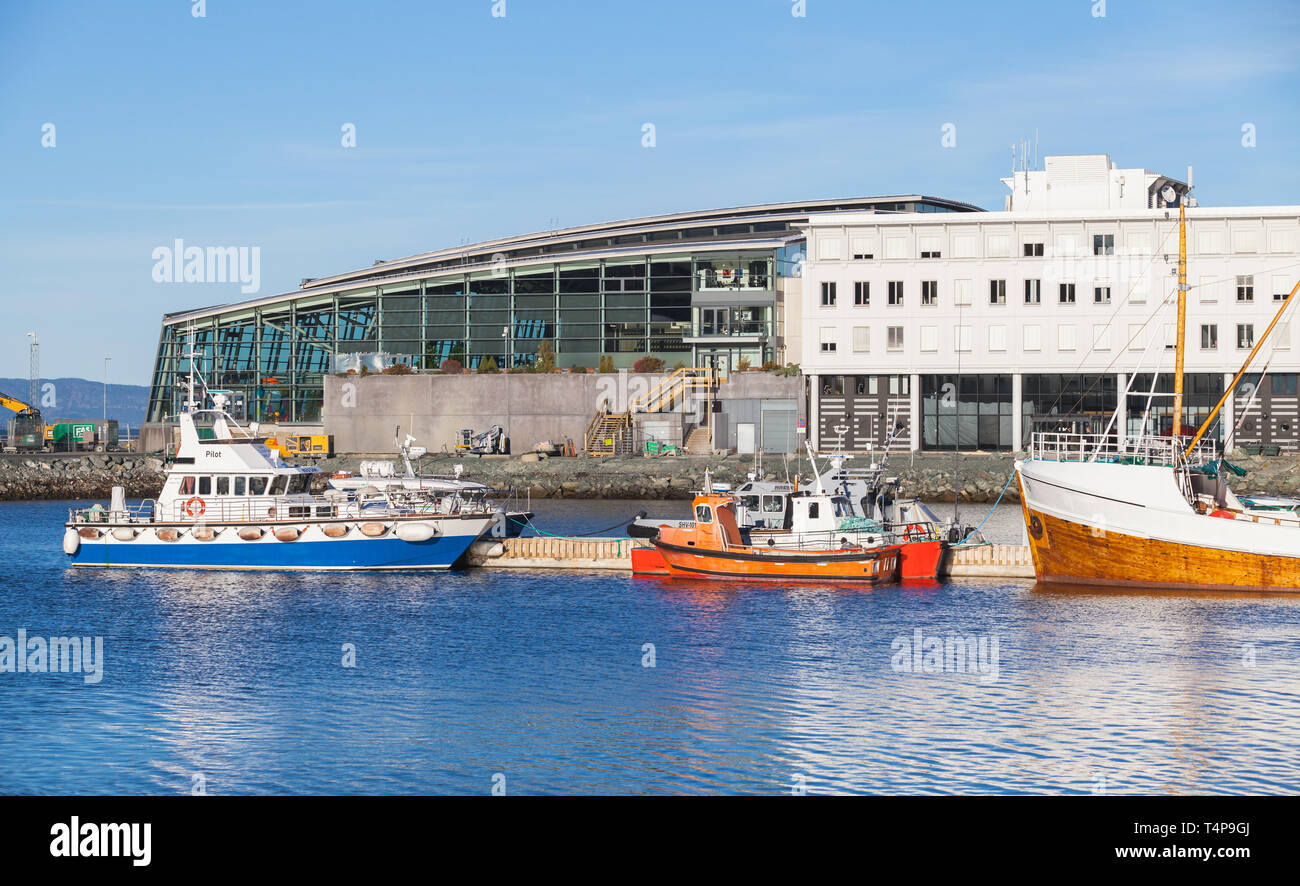 Trondheim, Norvège - 17 octobre 2016 : bateaux de pêche sont amarrés dans le port de Trondheim Banque D'Images