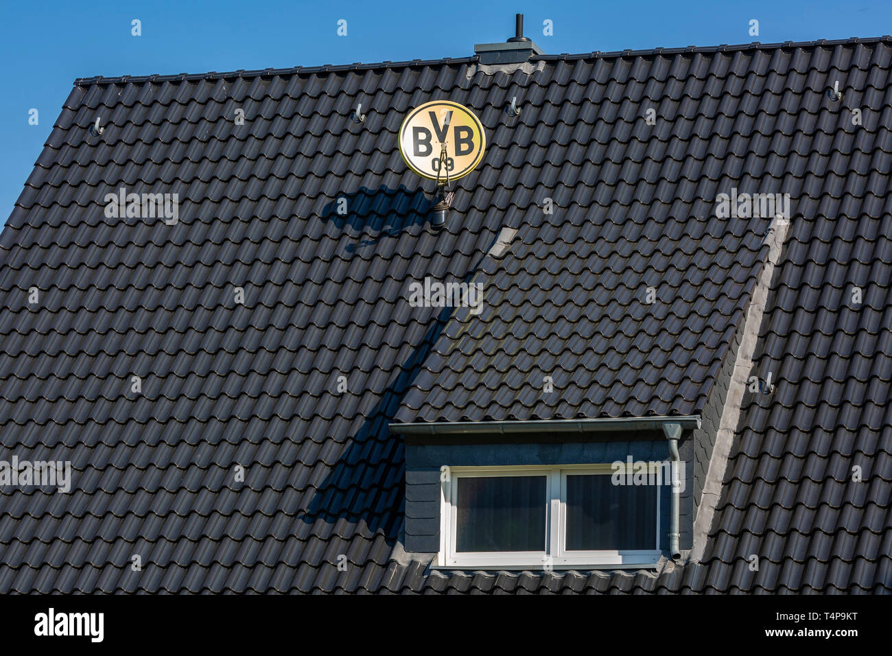 Image symbolique, antenne parabolique dans les couleurs du club et de l'emblème du club avec le club de football allemand BVB Borussia Dortmund 09 sur un toit de maison, antenne de télévision, télévision satellite, sports, football, Bundesliga, football mania, club loyalty, tuiles Banque D'Images