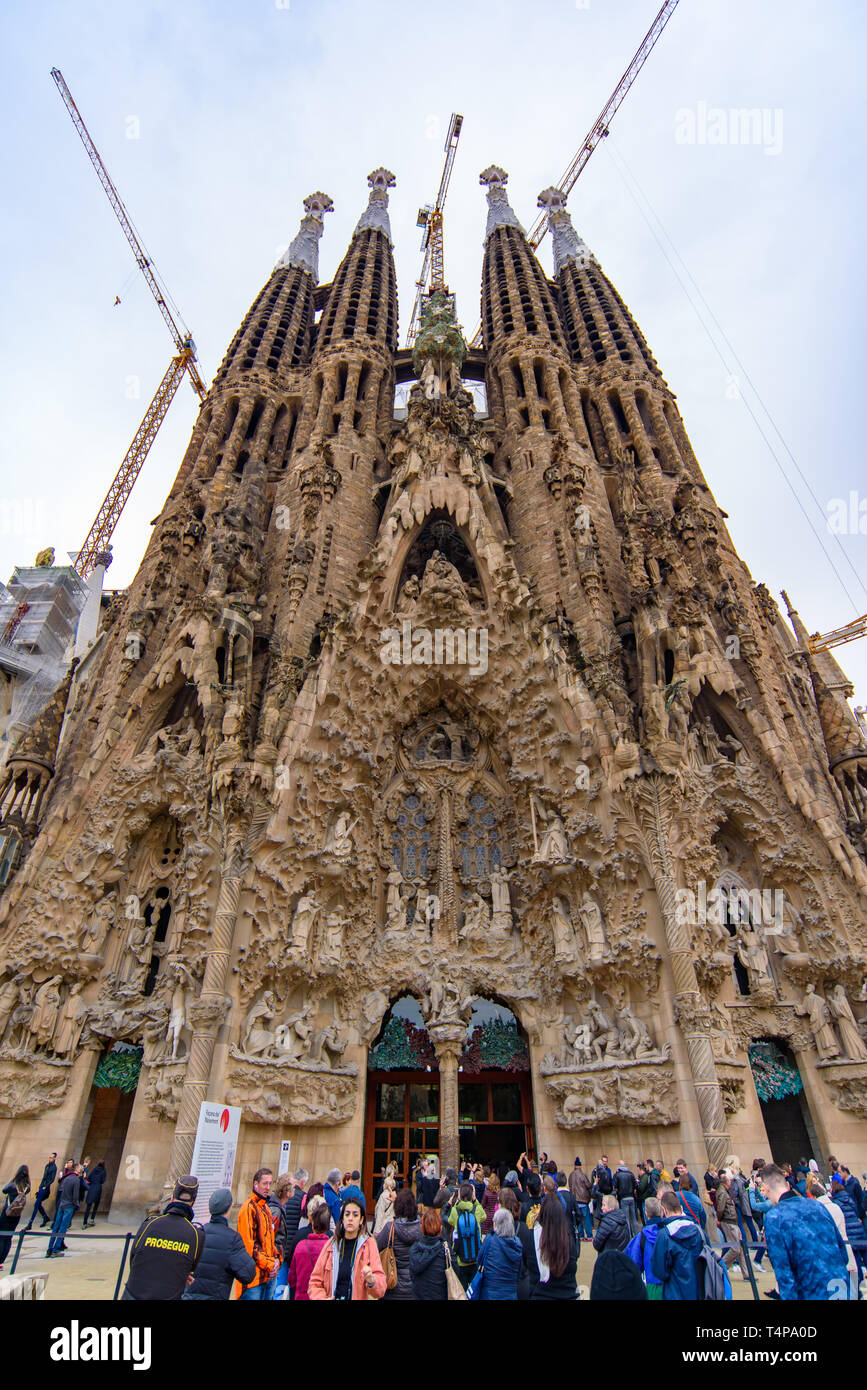 Les touristes en face de la Façade de la Nativité de la Sagrada Familia à Barcelone, Espagne Banque D'Images