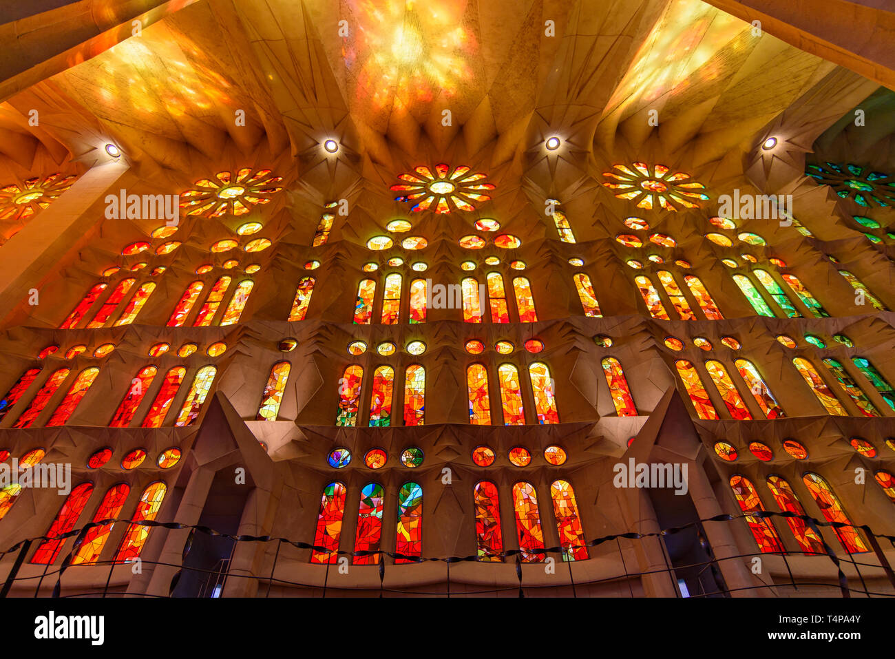 La lumière à travers les vitraux de la Sagrada Familia (église de la Sainte Famille), la cathédrale conçue par Gaudi à Barcelone, Espagne Banque D'Images