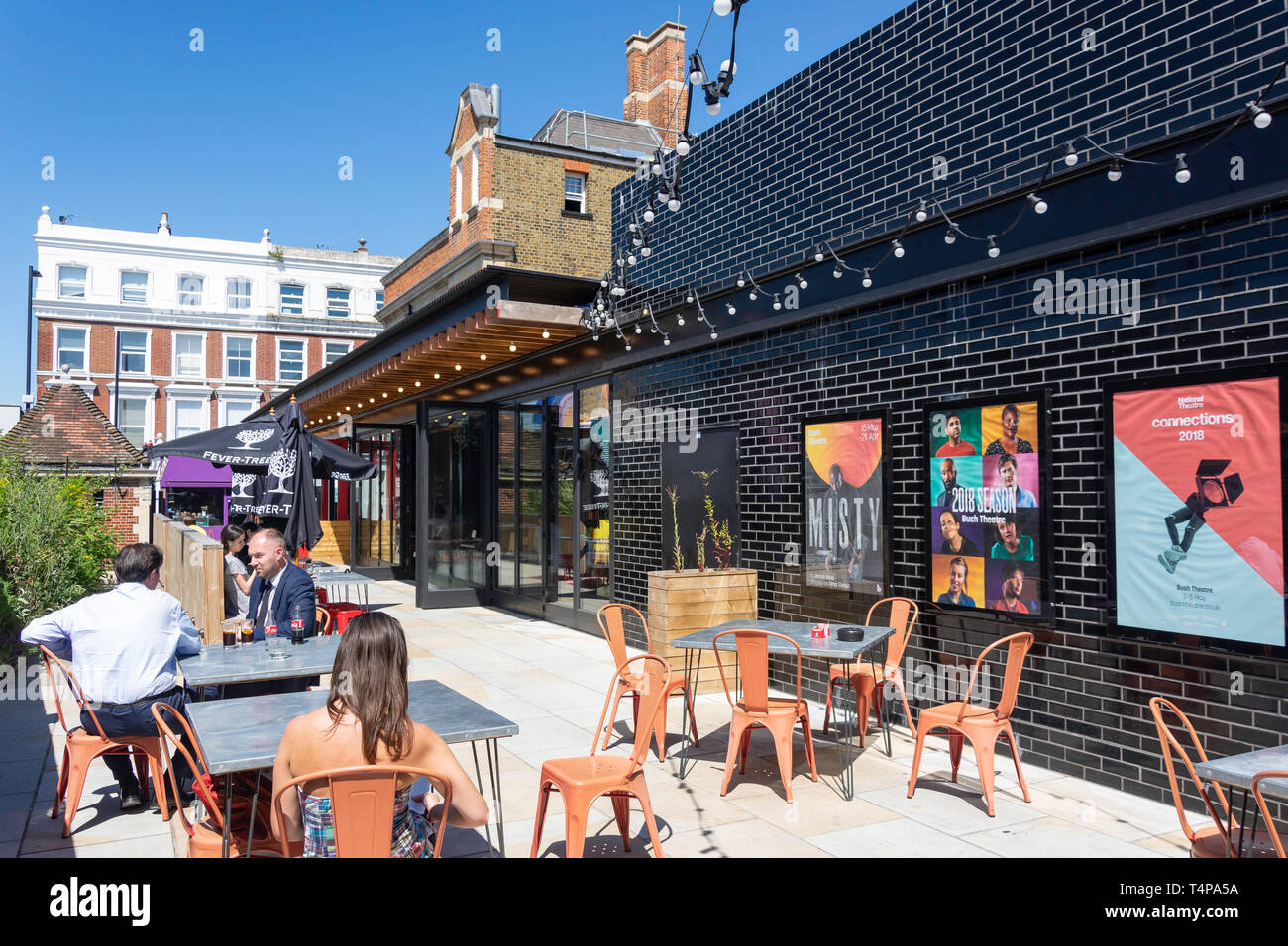 Terrasse de café, Bush Theatre, Uxbridge Road, Shepherd's Bush, London Borough of Hammersmith et Fulham, Greater London, Angleterre, Royaume-Uni Banque D'Images