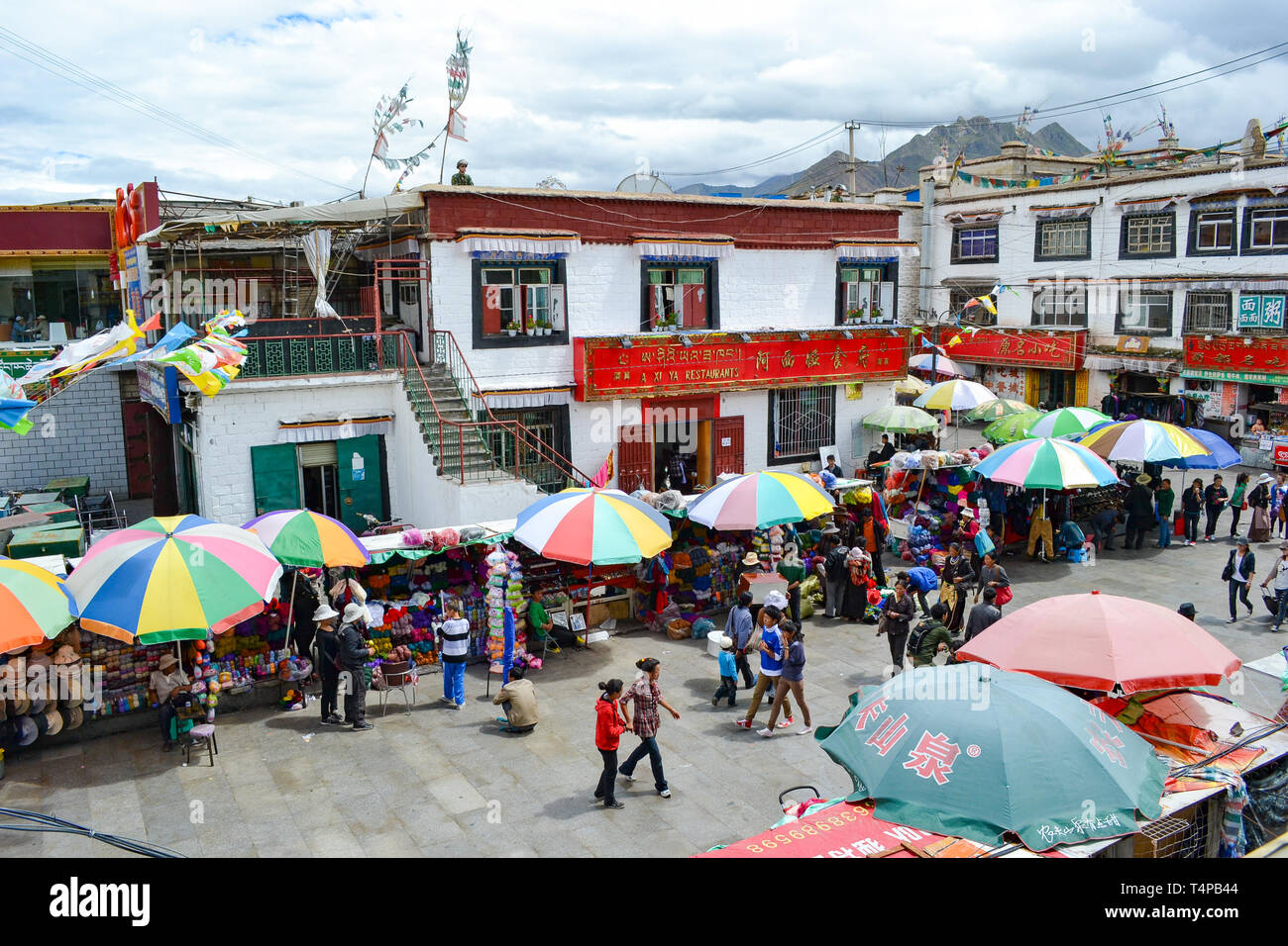 Les pèlerins du bouddhisme tibétain, des moines, les habitants, et les touristes se promènent, une dévotion populaire Barkor à vélo autour du temple du Jokhang à Lhassa, Tibet Banque D'Images