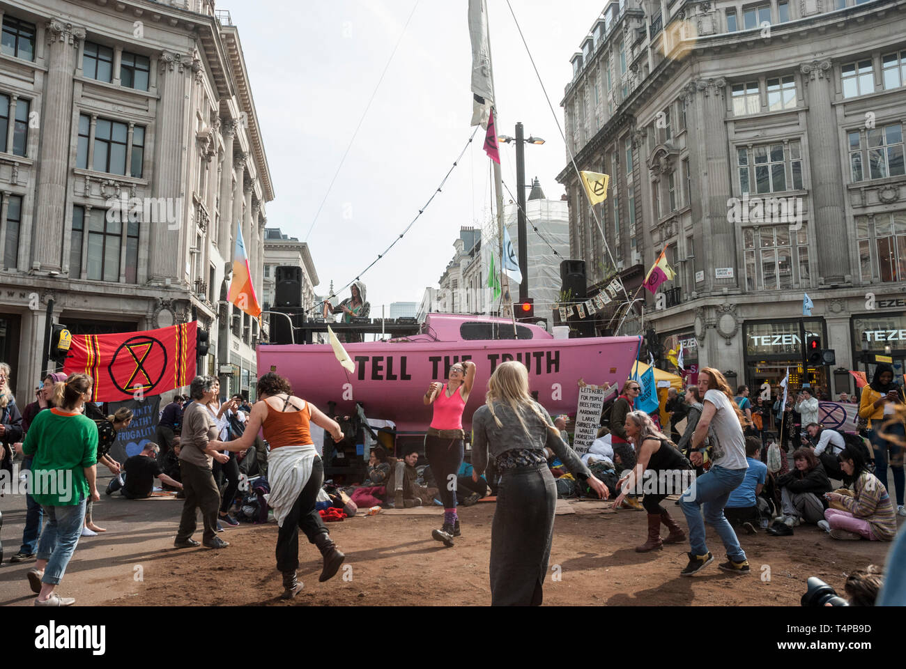 'Extinction, rébellion de la danse comme ils occupent Oxford Circus avec un rose lumineux location de l'affichage d'un "Dire la vérité". Banque D'Images