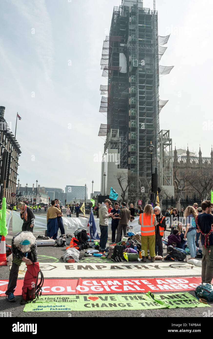 Jeunes manifestants de l'Extinction, rébellion, occupent la place du Parlement, Londres l'affichage de bannières sur le changement climatique. Banque D'Images