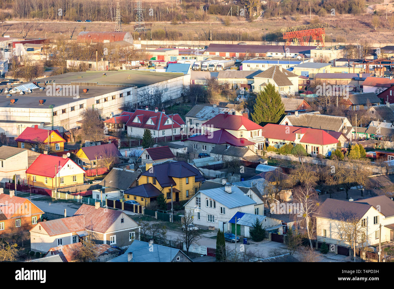 Vue panoramique sur village surface de bâtiment le développement urbain résidentiel dans la soirée à partir d'une vue à vol d'oiseau Banque D'Images