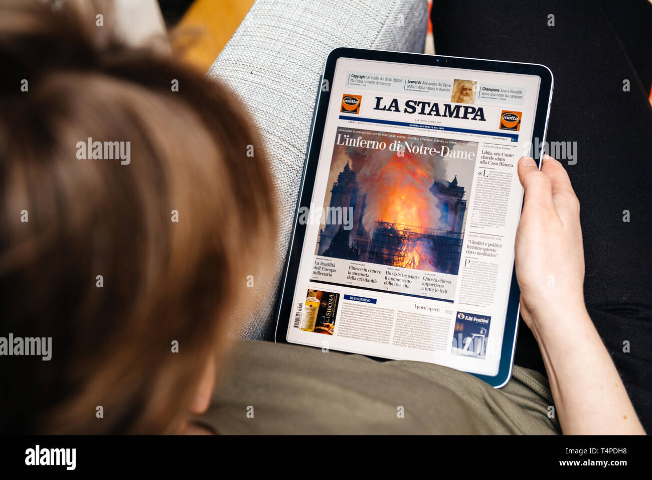 Paris, France - Apr 15, 2019 : La Stampa sur iPad Apple Pro News Plus journal numérique avec breaking news sur le couvercle le Français Cathédrale Notre-Dame en feu causant des dommages Banque D'Images