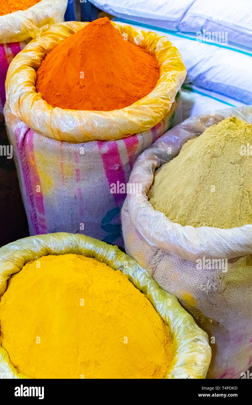 Les poudres de curry épices colorées et de chili épicé traditionnel Street Market à New Delhi. L'Inde Banque D'Images