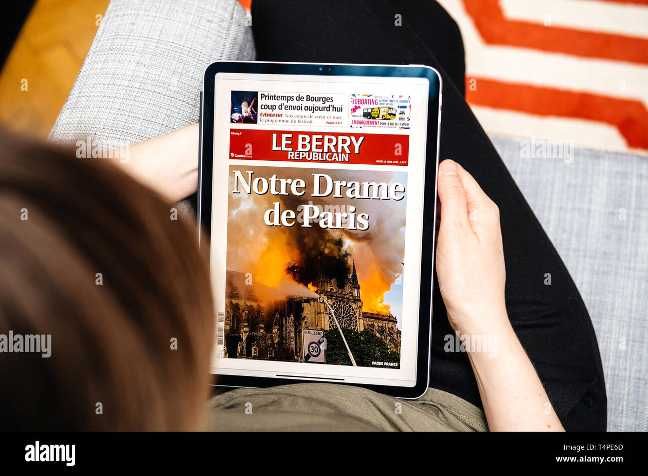 Paris, France - Apr 15, 2019 : Le Berry républicain sur iPad Apple Pro News Plus journal numérique avec breaking news sur le couvercle le Français Cathédrale Notre-Dame en feu causant des dommages Banque D'Images