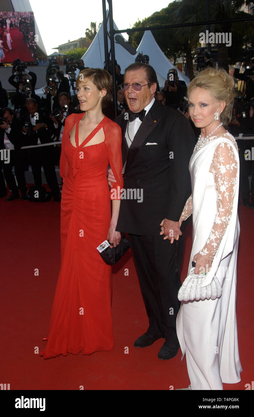 CANNES, FRANCE. 18 mai 2004 : l'acteur Sir Roger Moore et sa fille l'actrice DEBORAH MOORE & femme KIKI au gala pour la présélection Ladykillers qui est en compétition au Festival de Cannes. Banque D'Images