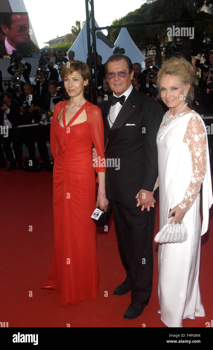 CANNES, FRANCE. 18 mai 2004 : l'acteur Sir Roger Moore et sa fille l'actrice DEBORAH MOORE & femme KIKI au gala pour la présélection Ladykillers qui est en compétition au Festival de Cannes. Banque D'Images