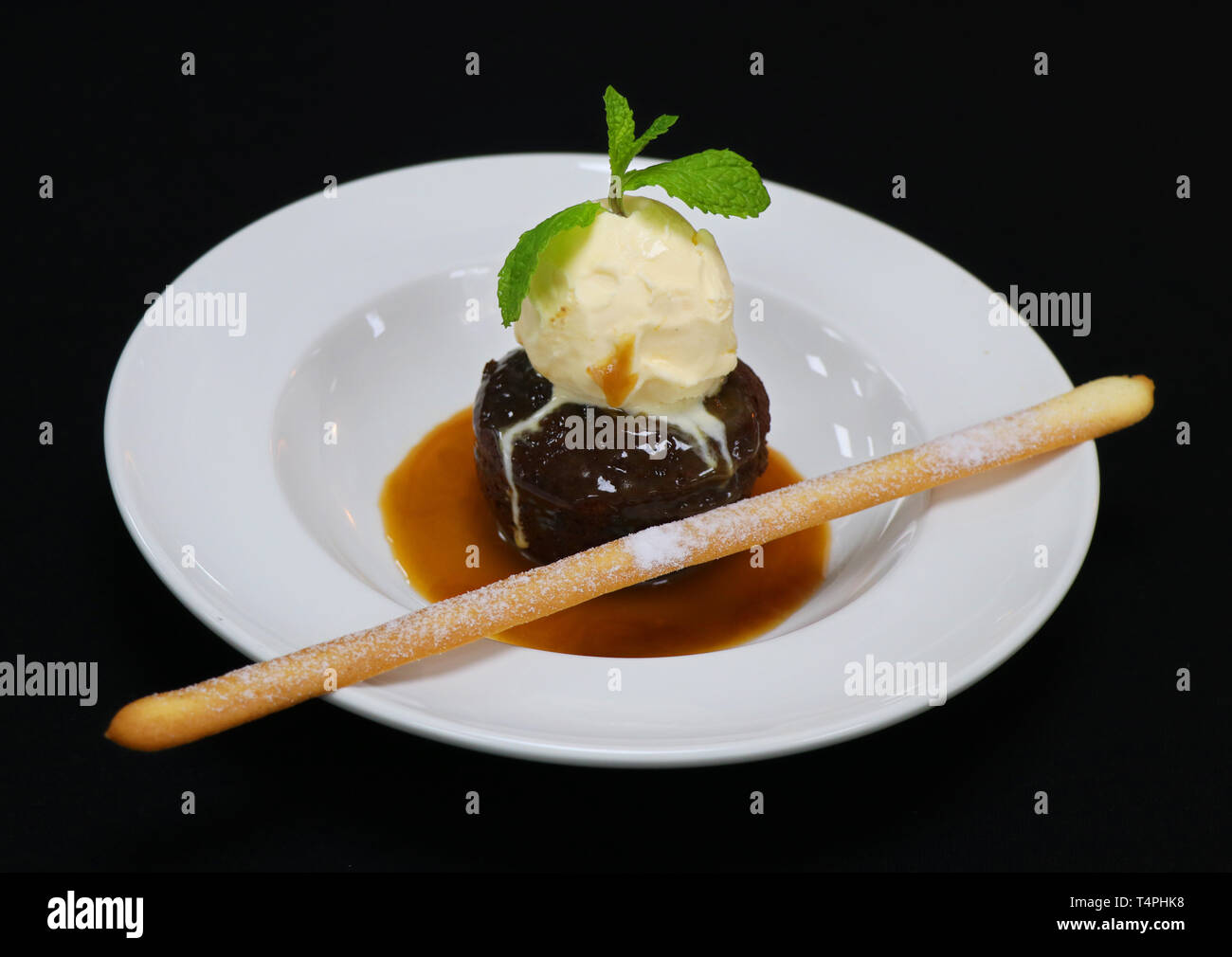 Au caramel, glace vanille et sauce au caramel Banque D'Images