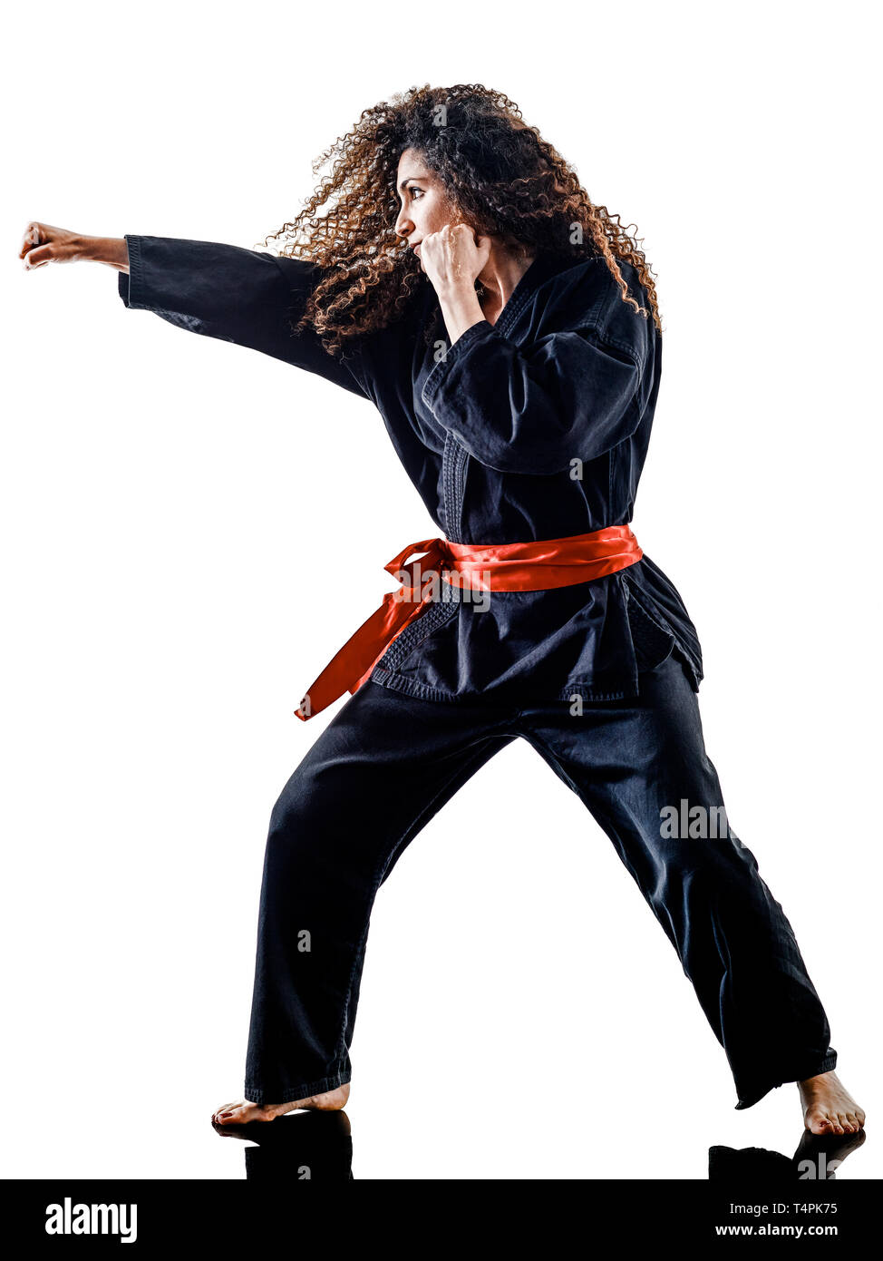 Un caucasian woman practicing arts martiaux Pencak Silat dans studio isolé sur fond blanc Banque D'Images