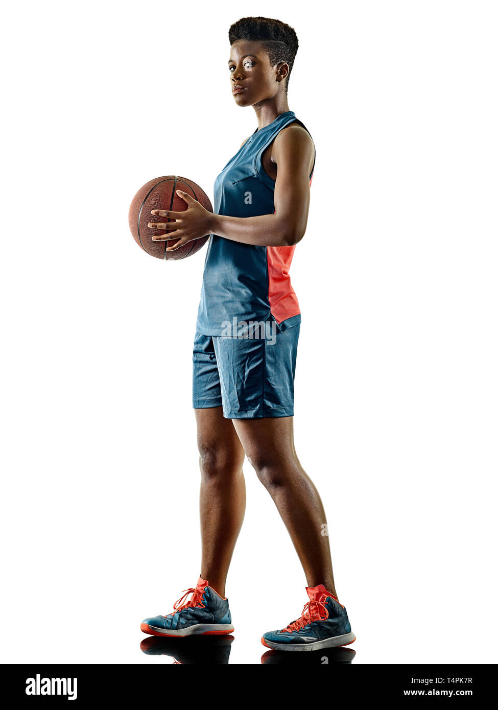 L'un des joueurs de basket de l'Afrique de l'adolescent femme fille isolée sur fond blanc avec des ombres Banque D'Images