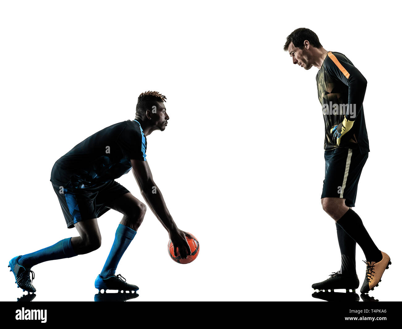 Deux joueurs de football gardien de but des hommes à silhouette studio isolé sur fond blanc Banque D'Images