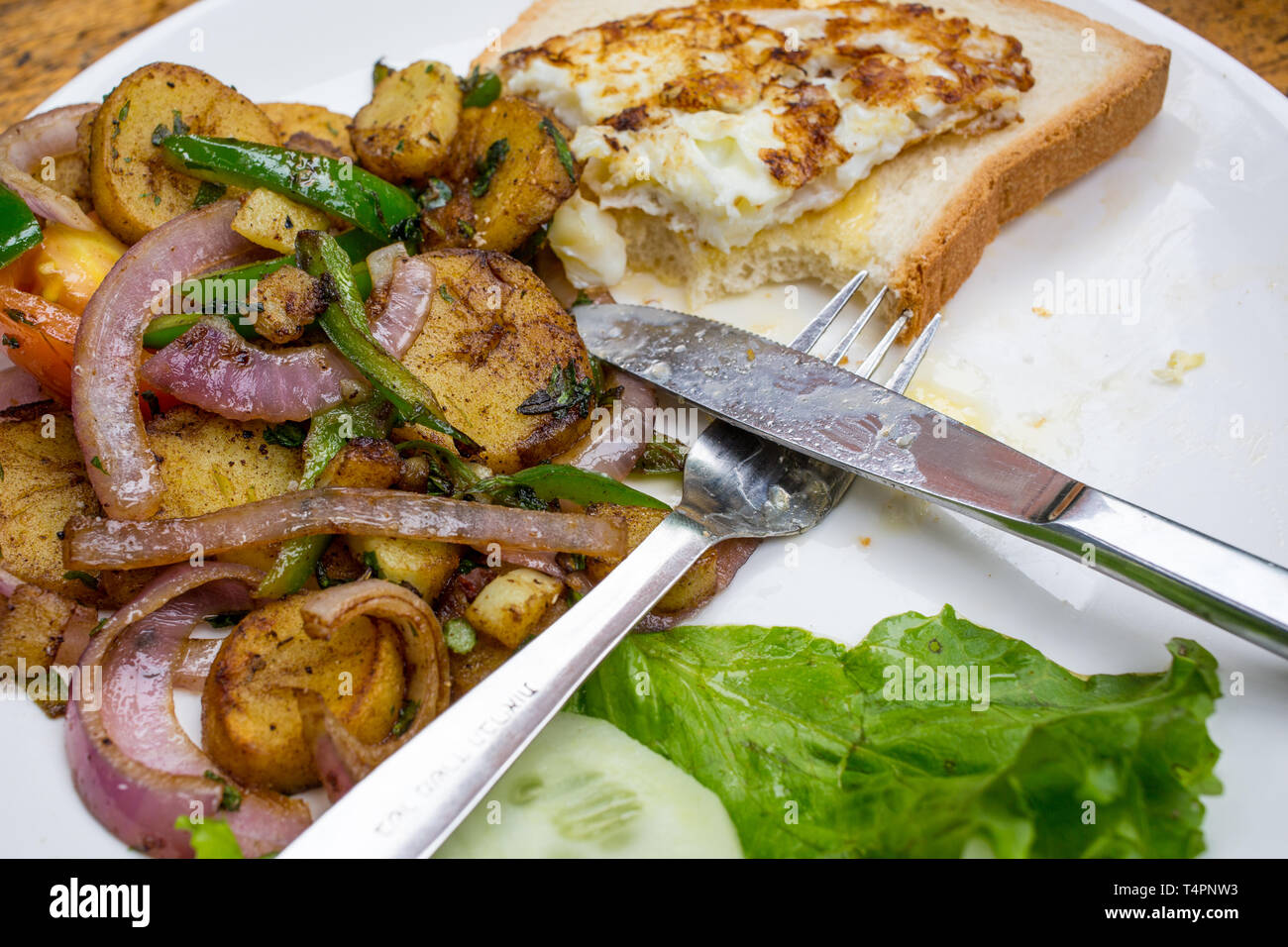 Une assiette petit-déjeuner de paillasson de pommes de terre et œuf frit sur toast Banque D'Images