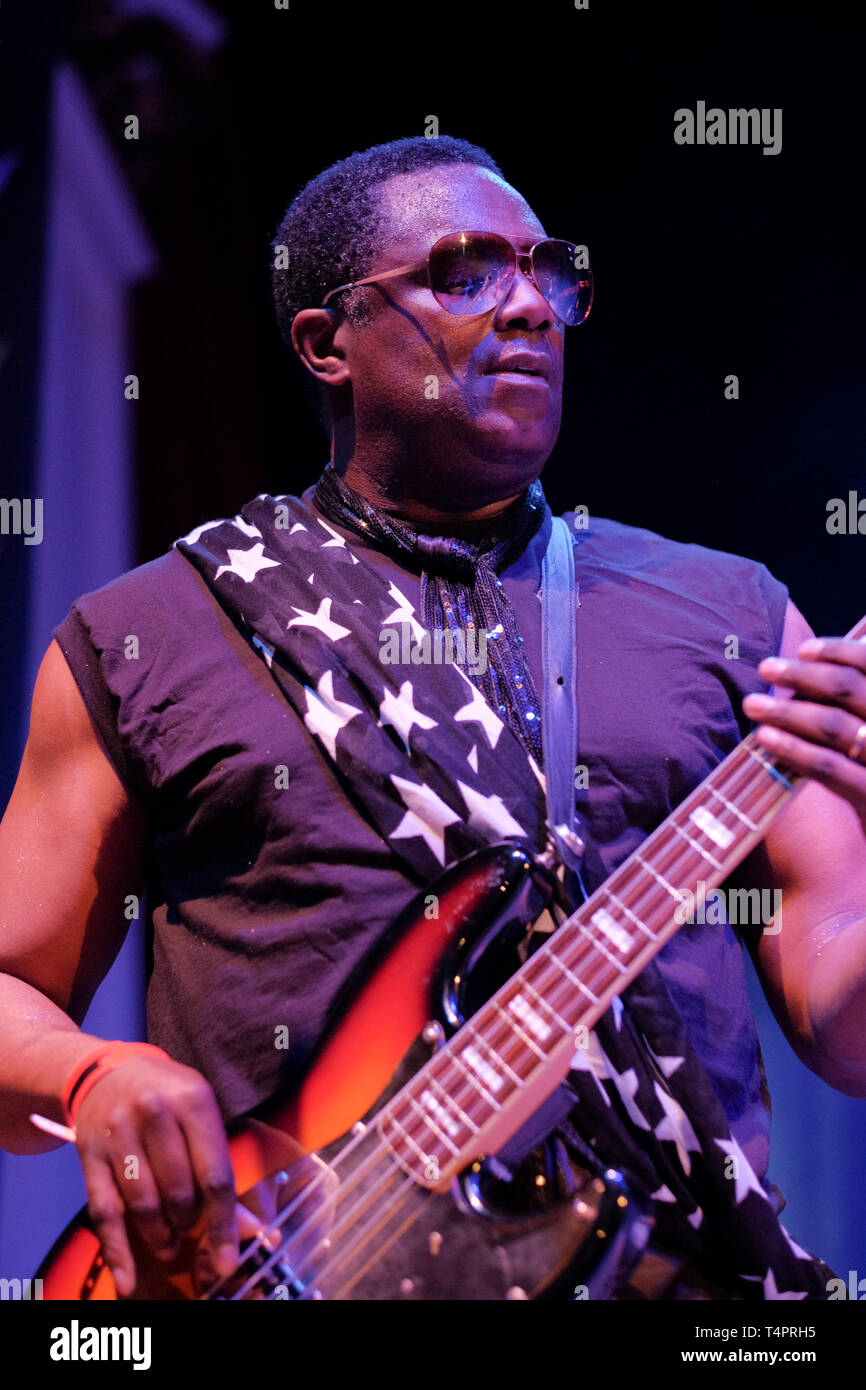 Andrew Levy de la Brand New Heavies se produisant au Festival de Jazz de Cheltenham, Angleterre, 2016 Banque D'Images