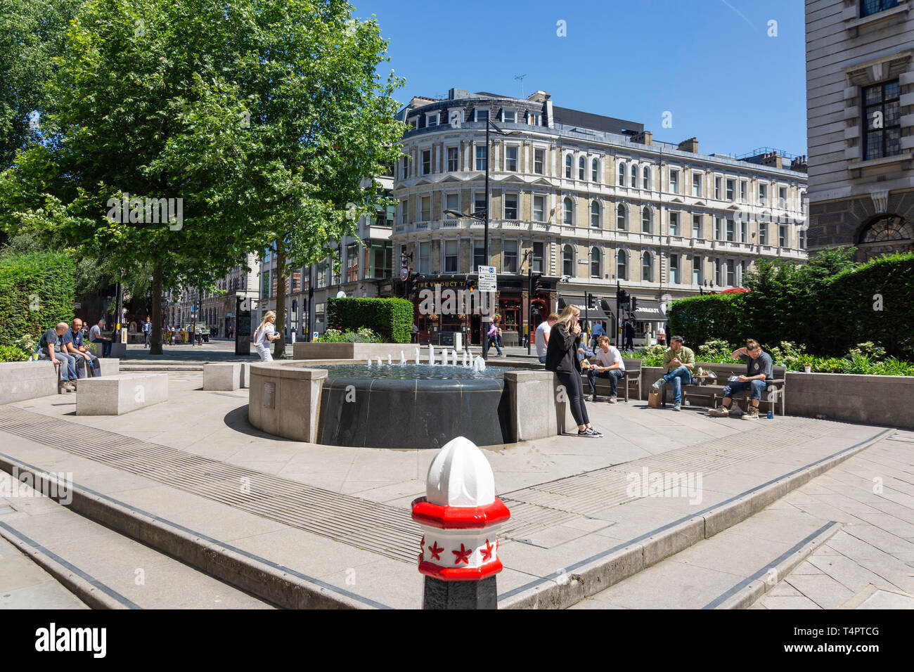 Fontaine de la rue, Old Bailey, Ludgate Hill, City of London, Greater London, Angleterre, Royaume-Uni Banque D'Images