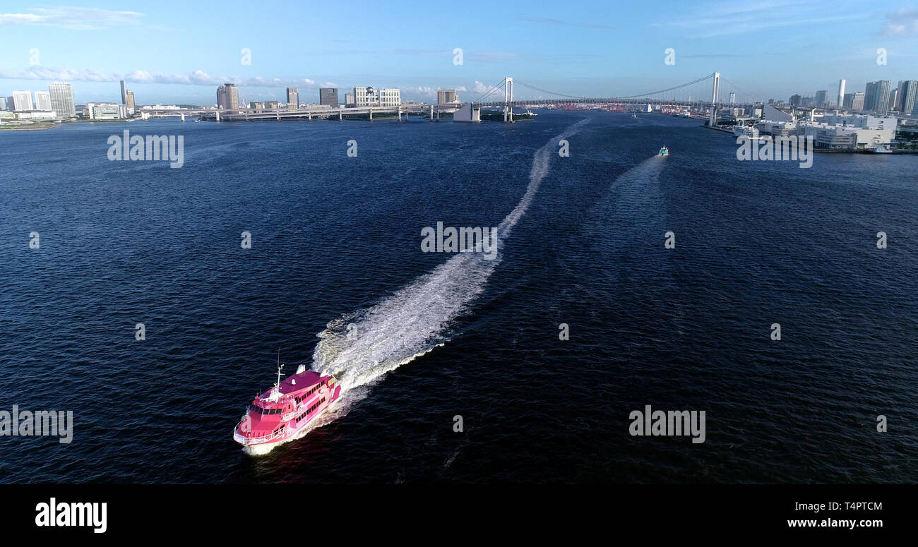 Bateau dans la baie de Tokyo en vue aérienne Banque D'Images