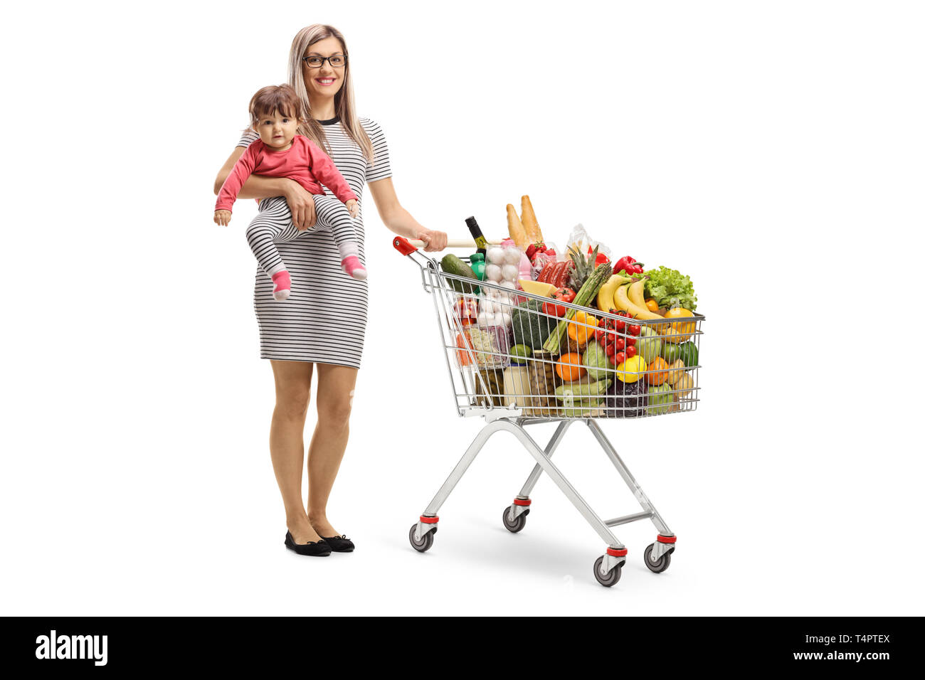 Portrait d'une mère avec un bébé et un panier avec plein de produits isolé sur fond blanc Banque D'Images