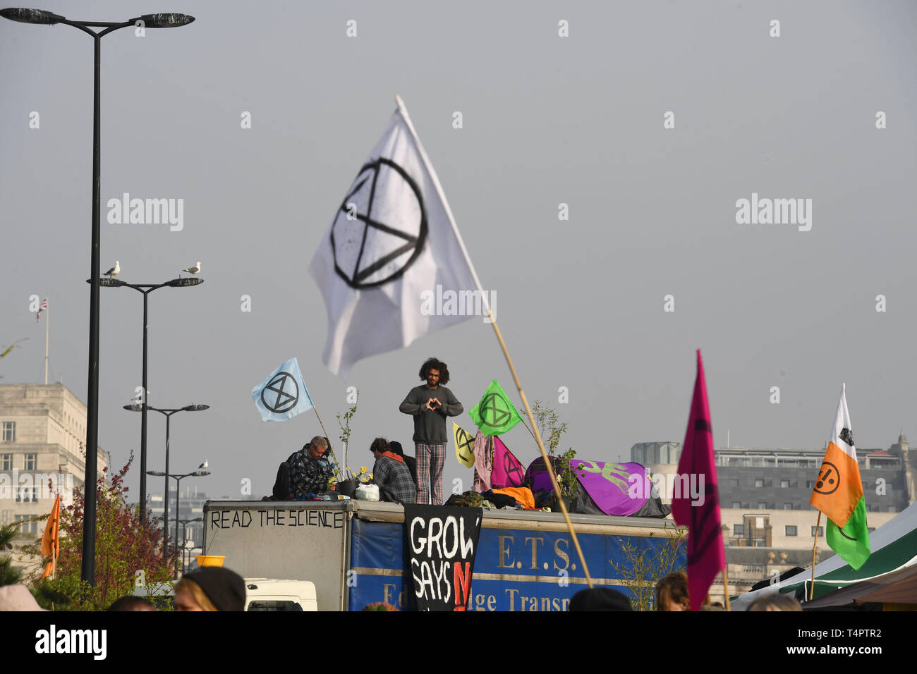 Rébellion Extinction manifestants sur Waterloo Bridge, Londres, que plus de 200 personnes ont été arrêtées alors que la police s'occuper des manifestations du changement climatique. Banque D'Images