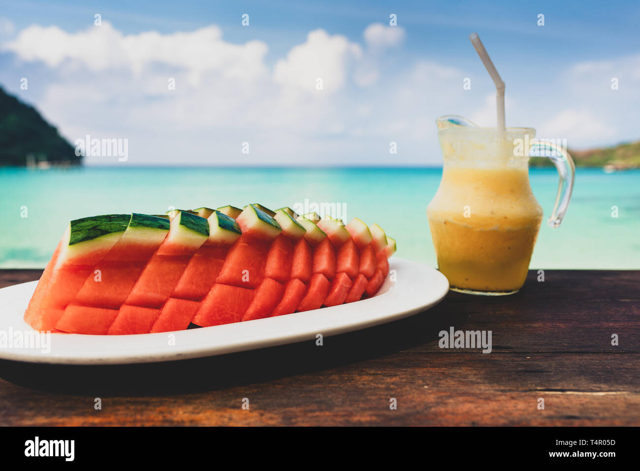 Ananas tropical rafraîchissant smoothie jus de fruit boisson dans le verre à la plage en été Banque D'Images