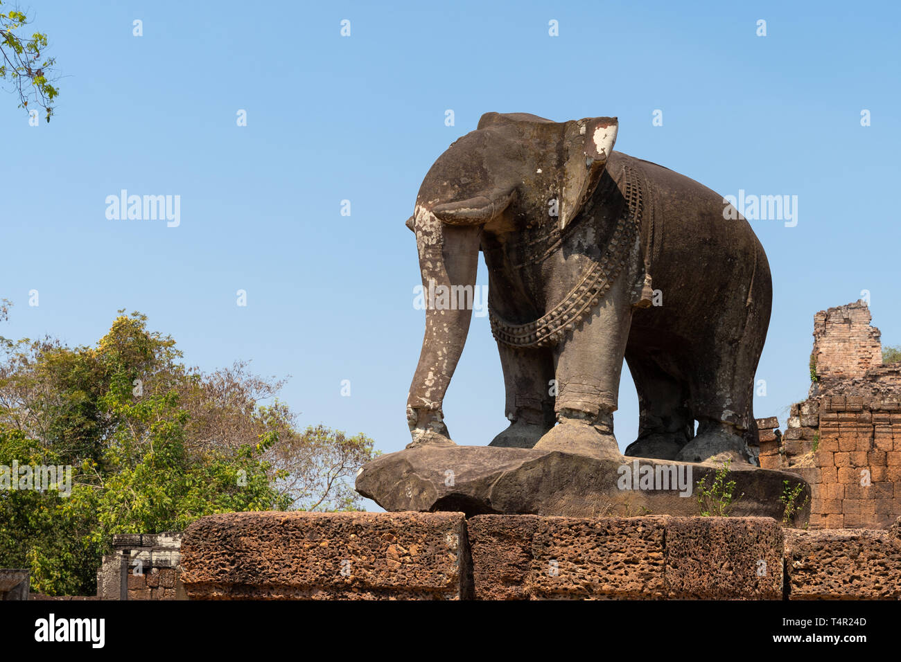 Grand éléphant en pierre sculptée à l'East Mebon complexe des temples à Angkor Wat au Cambodge, parc archéologique Banque D'Images