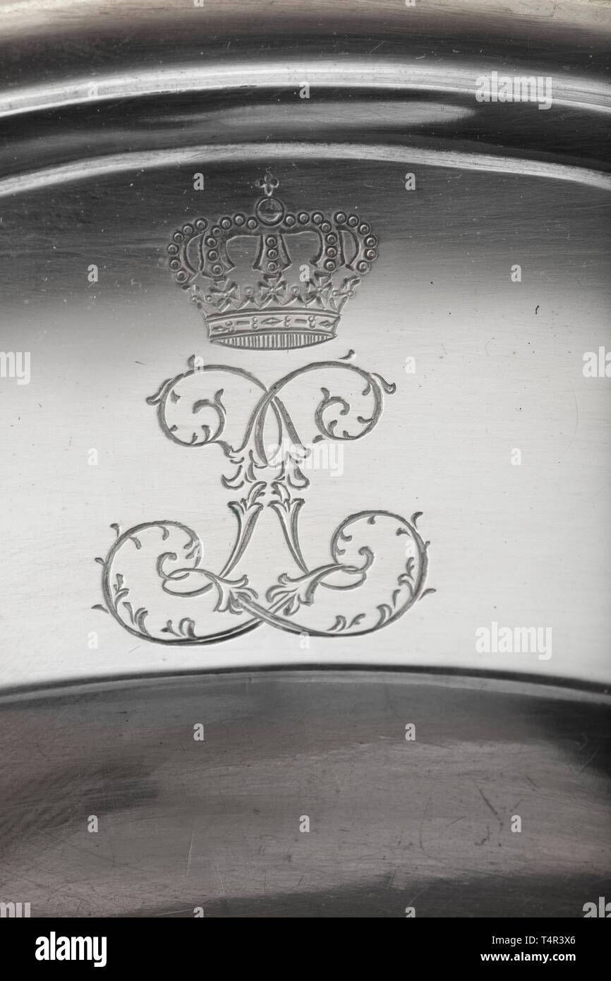 Le roi Louis II de Bavière (1845 - 1886) - une plaque d'argent à partir de la table du roi d'argent, faite par le tribunal de Munich bijoutier Mayerhofer. Grande version. Allégement bagués au bord de décoration, la frontière avec miroir gravé monogramme "L" sous couronne royale bavaroise ressemblant au monogramme du Roi Soleil Louis XIV. Master's mark ayerhofer «', 'Münchner marque d'inspection Kindl' et '4Mrk.3L.2Qt'. Diamètre 31,5 cm, poids 1160 g. Très rare., historique, historique, Bavière, Allemagne, allemand de Bavière, Allemagne du Sud, le sud de l'Allemagne, Royal, objet, Additional-Rights Clearance-Info, ob--Not-Available Banque D'Images