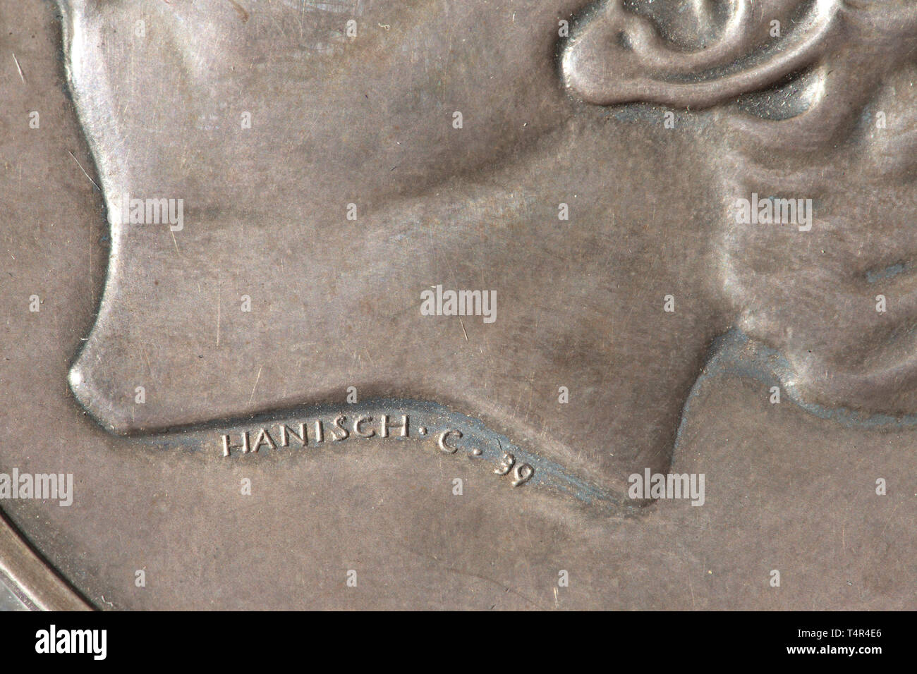 Une médaille Goethe pour l'art et de la Science 2ème modèle. Grande médaille d'argent, diamètre 70 mm. L'avers avec tête portrait de Goethe, la signature de l'artiste 'Hanisch C.39', 'inscription' de Goethe. La marche arrière avec grand aigle national au-dessus de l'inscription 'für Kunst und Wissenschaft" (tr. ' Pour l'art et la Science"), circonscription 'Gestiftet vom Reichspräsidenten von Hindenburg 1932' (tr. Onated «par le Reich Le Président von Hindenburg 1932'). Le bord avec de l'argent marque de l'État prussien de Berlin à la Menthe : croissant de lune '835 Pr.St.M.B.', sans gravure du nom du destinataire. Bonne condi, Editorial-Use-seulement Banque D'Images Une médaille Goethe pour l'art et de la Science 2ème modèle. Grande médaille d'argent, diamètre 70 mm. L'avers avec tête portrait de Goethe, la signature de l'artiste 'Hanisch C.39', 'inscription' de Goethe. La marche arrière avec grand aigle national au-dessus de l'inscription 'für Kunst und Wissenschaft" (tr. ' Pour l'art et la Science"), circonscription 'Gestiftet vom Reichspräsidenten von Hindenburg 1932' (tr. Onated «par le Reich Le Président von Hindenburg 1932'). Le bord avec de l'argent marque de l'État prussien de Berlin à la Menthe : croissant de lune '835 Pr.St.M.B.', sans gravure du nom du destinataire. Bonne condi, Editorial-Use-seulement Banque D'Images