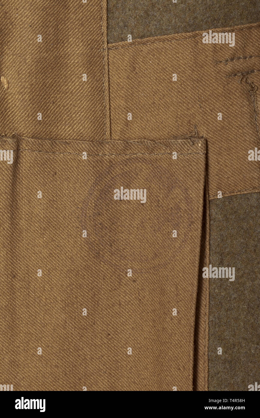 Un service pour les membres du NSKK tunique Brigade marche de depot de la pièce Reichszeugmeisterei laine vert olive foncé avec collier brun, boutons en argent et une doublure partielle du tissu de coton brun. Estampage de taille '48', d'un marquage illisible unité NSKK, Ceinture avec boucle de transport tag RZM détachés. Manchon tissé d'argent, diamants et eagle Conseil de l'épaule avec la lumière un liseré rouge. Inclus est une cravate marron, historique historique., 20e siècle, Additional-Rights Clearance-Info-Not-Available- Banque D'Images