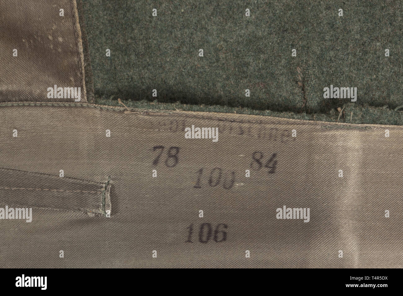 Une paire de pantalons pour le champ-gris vêtements spéciaux question pour SS assault gun parts depot Champ pièce-laine gris foncé avec boutons corne. La taille avec passants et six boutons en métal pour la fixation des bretelles, l'objet voler avec renfort de soie imitation brunâtre, poche sacs de coton brun, les bornes de la jambe avec chute de tension correspondante du laçage et le baguage. Les volets de fermeture des deux poches avant oblique avec deux, et de la ligne droite et télécommande - poche arrière avec un bouton de fermeture. Chemise de soie imitation marron avec bouilloire- et la taille des emboutis. Editorial-Use historique, seule Banque D'Images