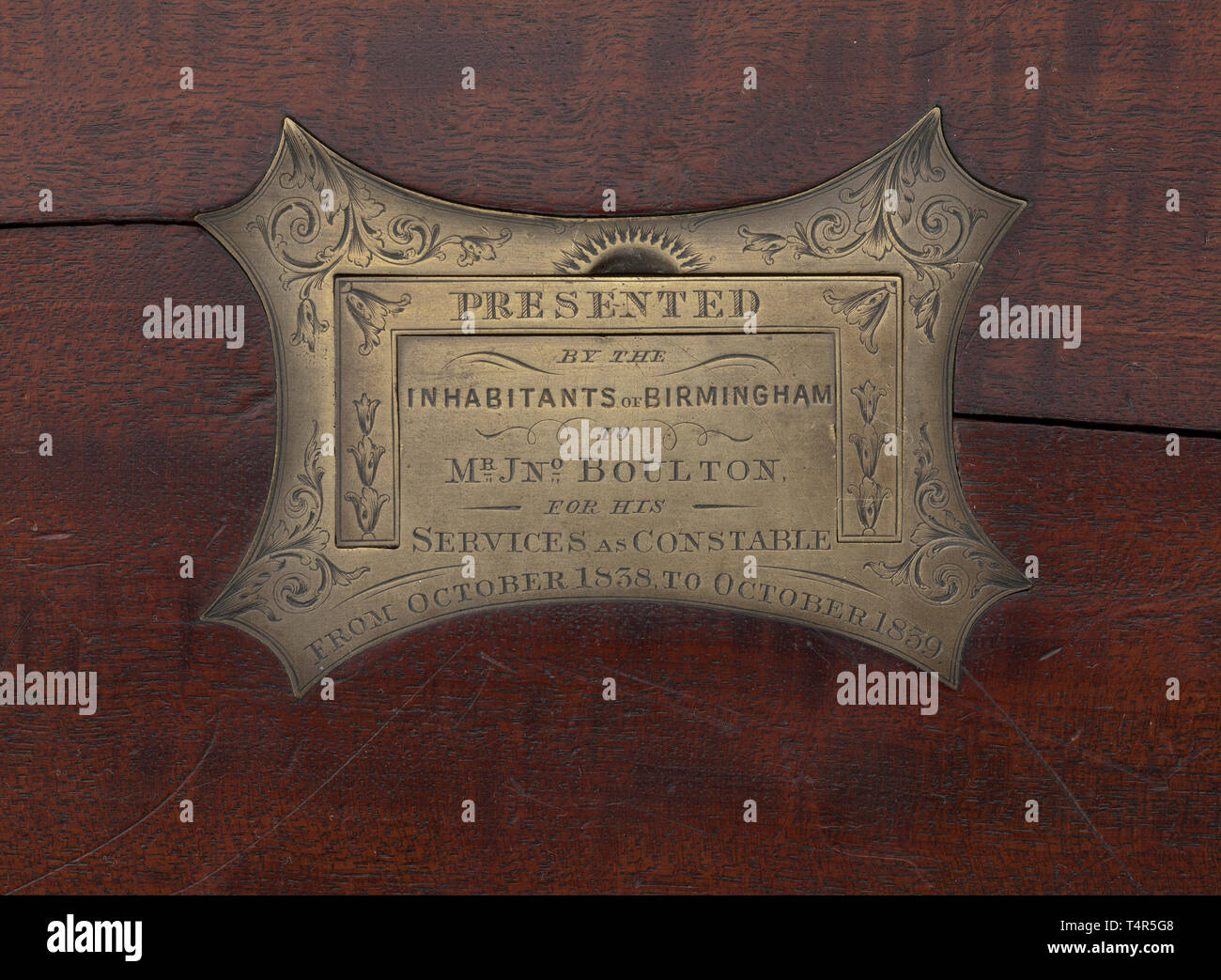 Une paire de pistolets à percussion avec tubage, un présent à l'agent John Boulton, Birmingham, 1839 Canon rayé avec tops aplati en calibre 12,5 mm, les alésages avec bon groove/profil des terres, gravé et décoré avec des incrustations d'or sur la bande de la chambre, le canon tops avec le nom du propriétaire. Serrures de percussion gravée avec de fines feuilles de défilement. Grain fin avec des stocks magnifiquement noyer reste de bleuissage et d''un mobilier en fer gravé. Ramrods articulée. Longueur 24,5 cm. Dans légèrement défraîchi et frotté, doublée de velours violet ma 19ème siècle, Additional-Rights Clearance-Info-Not-Available- Banque D'Images