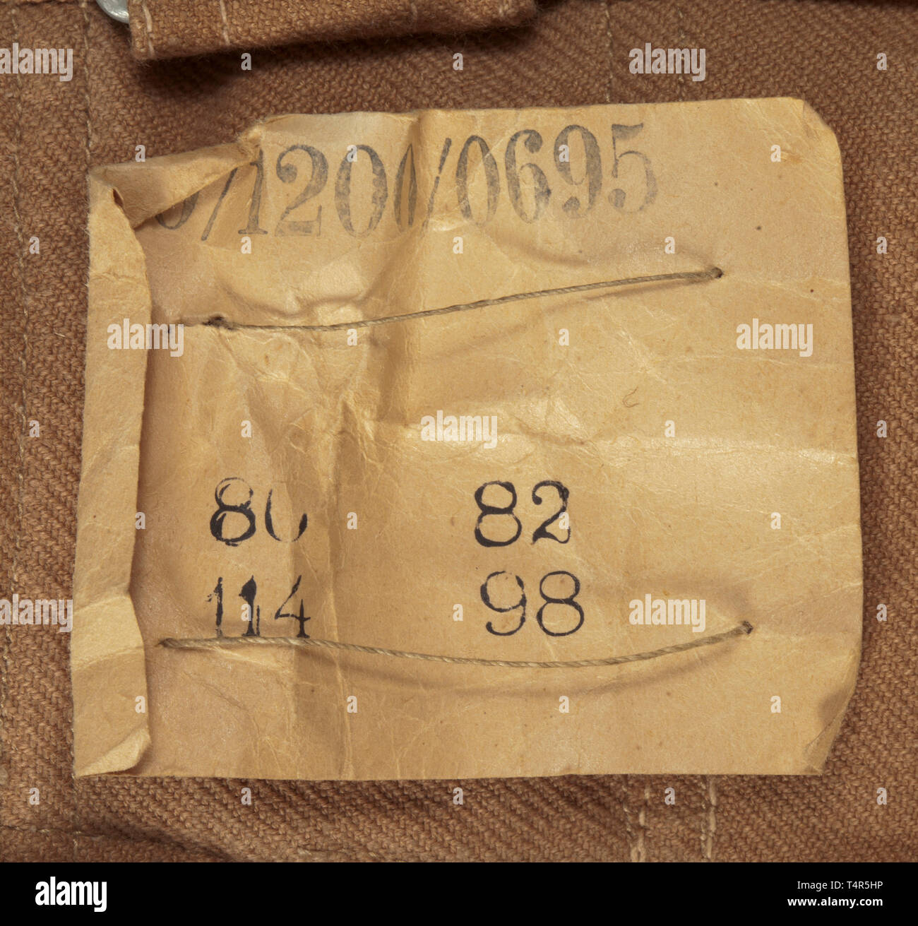 Une paire de pantalon avec poche de jambe (soi-disant "Ramcke-Hose') pour les régions tropicales de l'habillement de la Luftwaffe depot morceau avec Reich numéro d'usine la variante de la question dans de solides brown cotton twill avec boutons en résine synthétique marron. Ceinture intégrée avec fermoir coulissant, a soulevé l'arrière et boutons pour porter avec bretelles, couverts de mouche, oblique bouton poches avant, la jambe droite et poche intégrée poche arrière avec fermeture des volets. Jambe droite fermeture avec bornes de bandes. La base de la chemise en tissu, Sacs de poche de toile blanche, RB nombre et de la taille des emboutis. Color-frais, avec le papier inutilisé t, Editorial-Use-seulement Banque D'Images