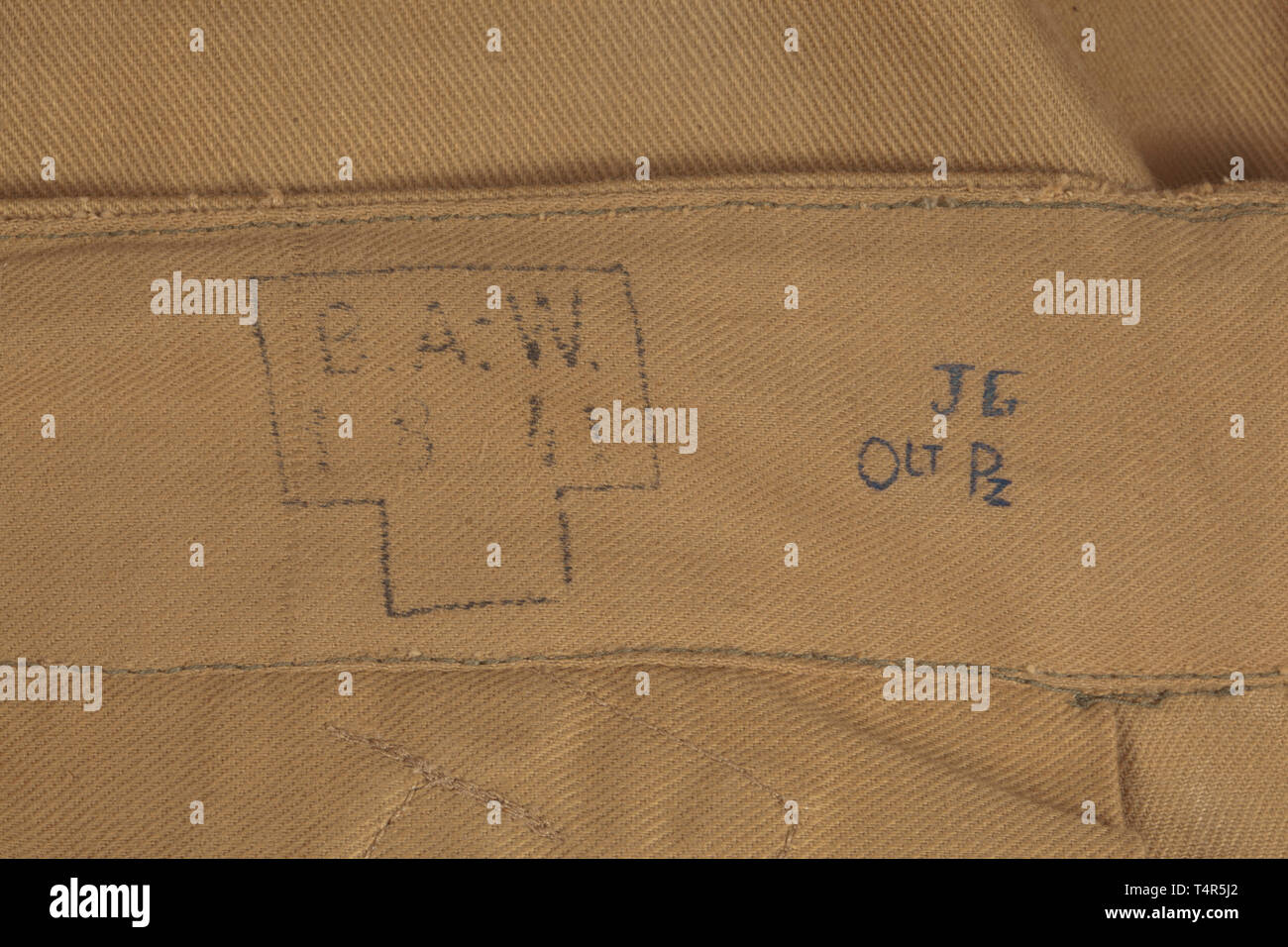 Une paire de culottes pour les régions tropicales de l'habillement de la Kriegsmarine depot morceau de 1941 de couleur sable, coton sergé avec boutons en métal. Web intégré, ceinture bouton couvert fly, montre intégrée poche. Les poches avant et oblique de la hanche droite chaque poche avec un bouton de fermeture marron de résine synthétique. Les bornes de la jambe avec des sangles. Poche de chemise et dans des sacs en tissu de base. Estampillage de l'office. vêtements Wilhelmshaven Color-fresh, inutilisés., historique, historique du 20e siècle, Editorial-Use-seulement Banque D'Images