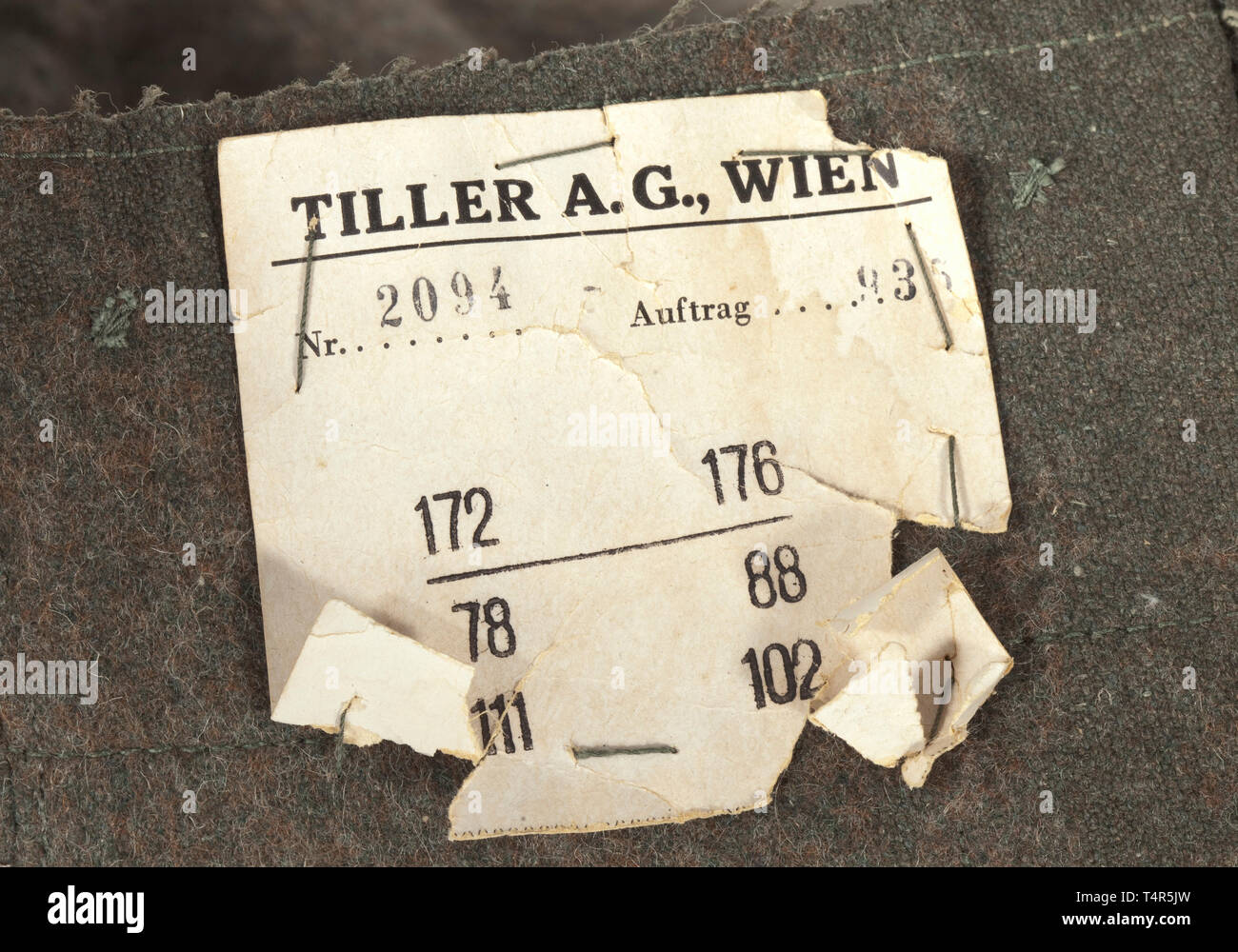 Une paire de pantalons M 43 pour le personnel de l'armée depot pièce par Timon, Vienne, avec Reich numéro d'usine champ brunâtre-gris tissu filé (grattage) de tôle et de boutons en bois sombre. Soulevé d'usure arrière avec bretelles, deux des quatre boucles de ceinture large utilisé pour fixation à bretelles, l'objet voler avec brown imitation soie renforcement, la poche avec rabat de fermeture fob, l'oblique intégrée poches devant et la poche droite avec fermeture bouton, les bornes de la jambe avec chute et de maintien. Chemise en coton blanc avec RB Nombre et taille de l'estampage. Petit ble, Editorial-Use-seulement Banque D'Images