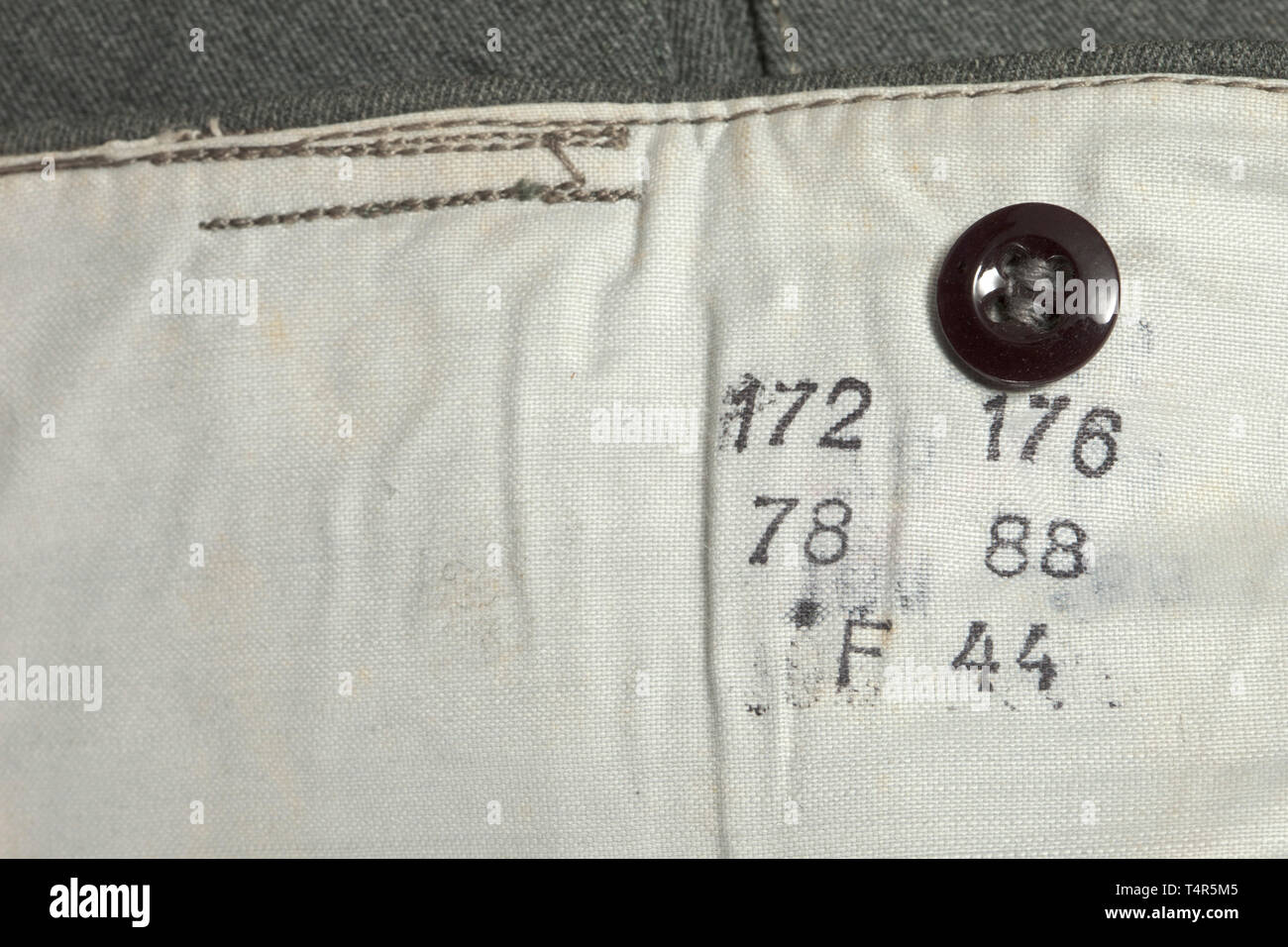 Une paire de pantalons champ M 43 pour le personnel de l'armée depot morceau avec Reich numéro d'usine de production domaine-gris gabardine italien (ouvert) avec les boutons en verre brun. Soulevé d'usure arrière avec bretelles, deux des quatre larges passants utilisable pour la fixation des bretelles, couverts voler avec renfort de soie brunâtre. La poche à rabat de fermeture fob, l'oblique intégrée poches devant et poche arrière droite chaque bouton avec fermetures. Les bornes de la jambe avec chute et de maintien. Chemise en coton léger avec RB Nombre et taille de l'estampillage des vêtements de Francfort, Editorial-Use-seulement o Banque D'Images
