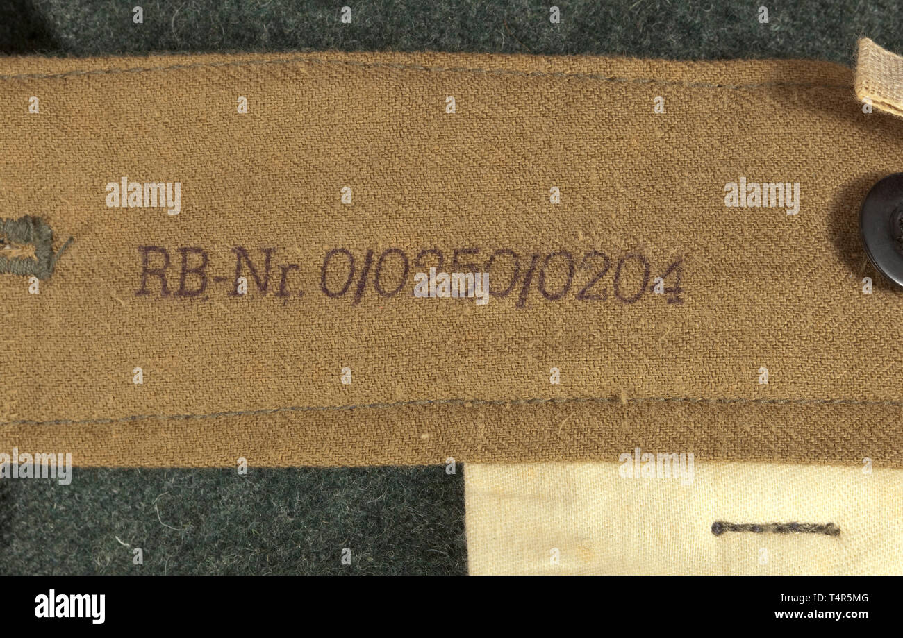 Une paire de pantalons pour parachutistes depot morceau avec Reich numéro d'usine à partir de 1944 Domaine-gris laine retraité avec sacs poche de coton blanc, doublure intérieure et des renforts en chevrons de couleur sable. Le relever, deux des huit boucles de ceinture convient pour la fixation de bretelles, couverts voler avec les boutons en verre bleu. Les volets de la fab intégrée poche et ceux de la diagonale de poches à l'avant sont dotés chacun d'un champ-gris Prym bouton poussoir, que sur le côté droit avec un supplément pour le volet en pente en diagonale jack knife, wit, dotés d'une Editorial-Use-seulement Banque D'Images