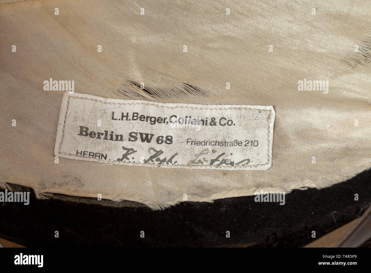 L'amiral Günther Lütjens (1889 - 1941) - un bicorn d'amiraux de la Kriegsmarine en velours noir feutre avec large tresse d'or, d'argent, cordons de lingots d'agraffe sur un bouton d'or, avec l'aigle et la cocarde nationale Reich faits de soie plissée rep. La lumière de la soie (légèrement endommagé) et bandeau de cuir brun, dans la chemise l'étiquette 'L.H.Berger, Collani & Co, Berlin' et 'nom du porteur K.Kptn. Lütjens' (modifiée pour se conformer à un grade plus élevé sur la promotion). De légers signes de l'âge et l'usure. En 1940, l'amiral Günther Lütjens était commandant de la flotte et commandant en chef o, Editorial-Use-seulement Banque D'Images