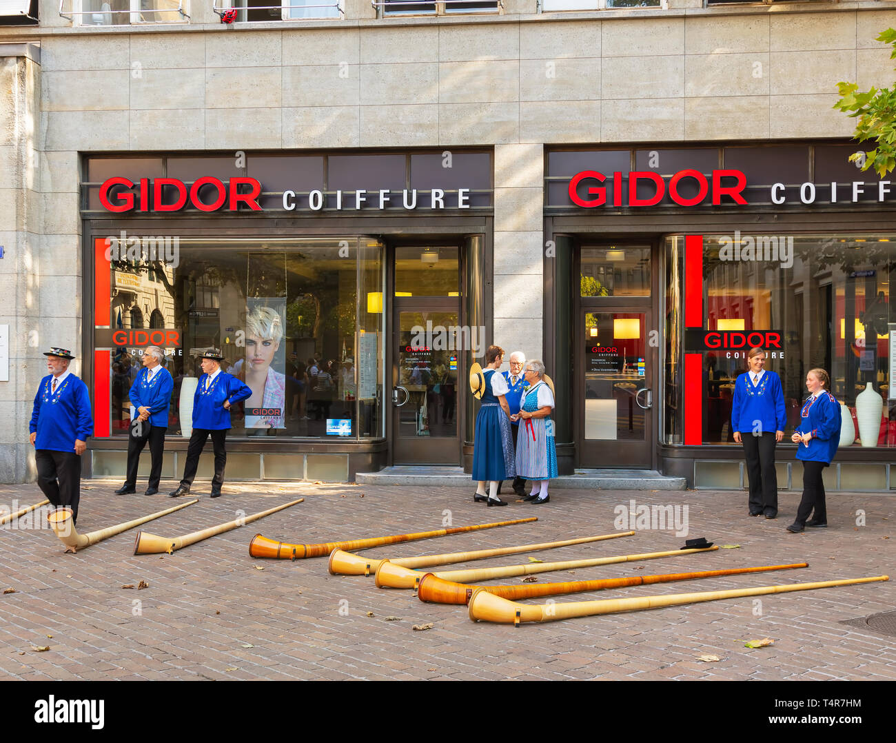 Zurich, Suisse - 1 août 2018 : les participants de la parade consacrée à la Fête nationale suisse dans la vieille ville de ville de Zurich avant le début Banque D'Images