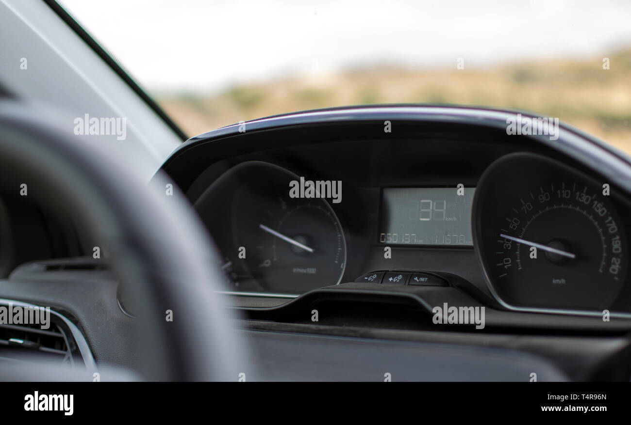 Planche de bord et le compteur dans une nouvelle voiture. Location vue de l'intérieur de tableau de bord moderne en Espagne, 2019 Voir le tableau de bord et compteurs de vitesse à faible vitesse. Banque D'Images