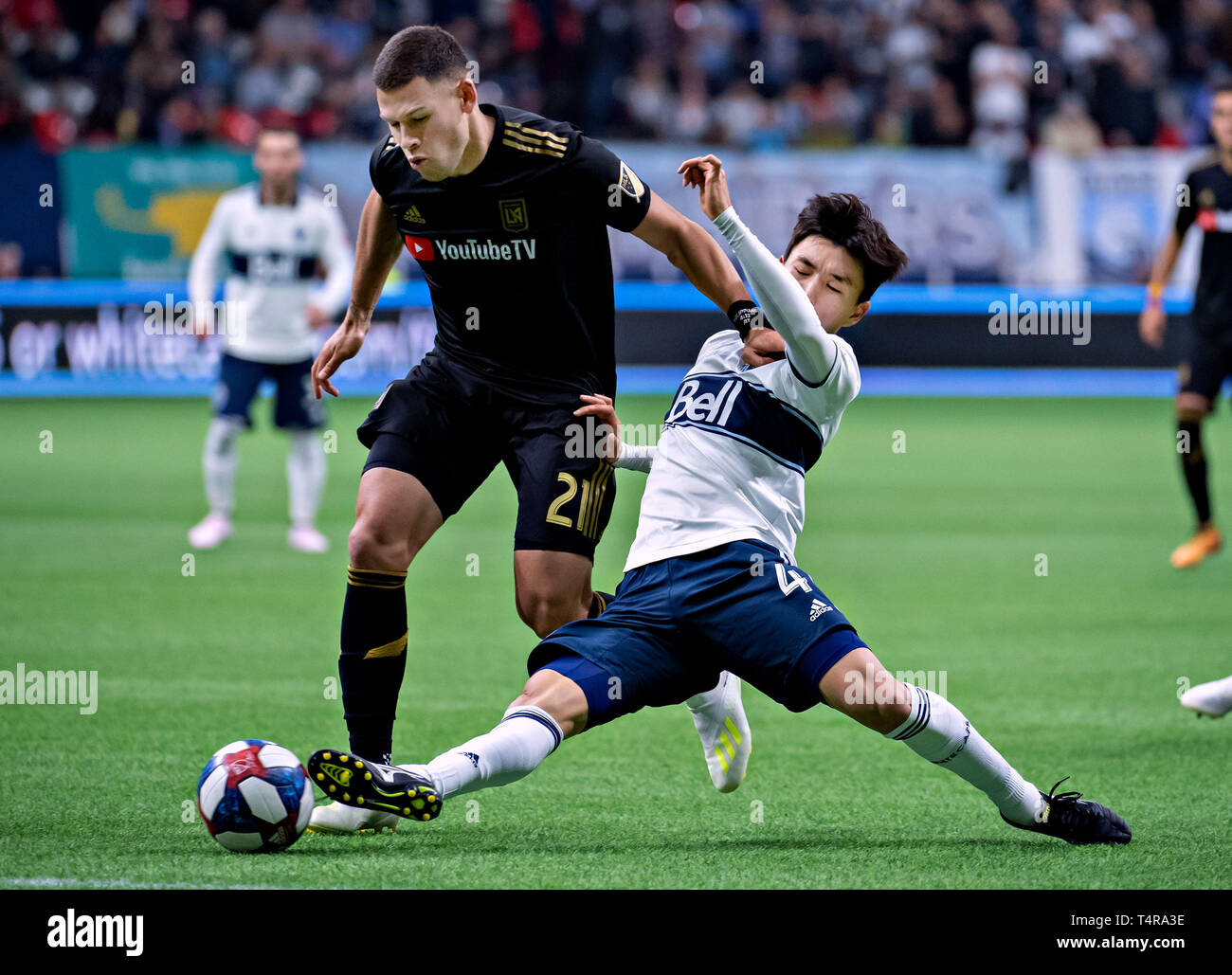 Vancouver, Canada. 17 avr, 2019. Los Angeles Football Club Christian Ramirez (L) et Vancouver Whitecaps Hwang In-Beom en concurrence pour la balle durant la saison régulière de MLS 2019 jouer au BC Place à Vancouver, Canada, le 17 avril 2019. Les Whitecaps de Vancouver a gagné 1-0. Crédit : Andrew Soong/Xinhua/Alamy Live News Banque D'Images