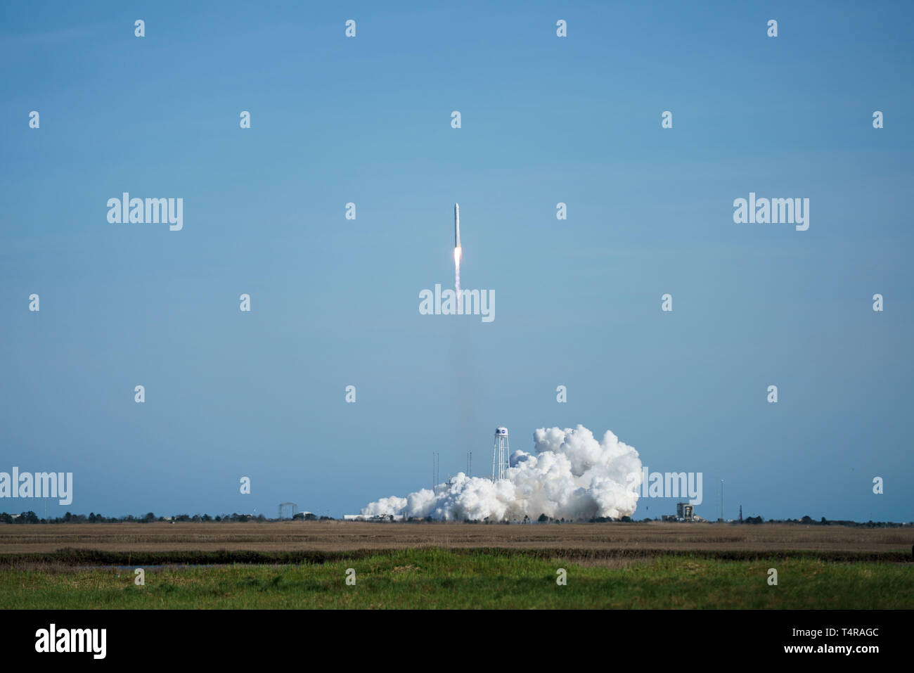 Wallops Island, Virginia, USA. 17 avr, 2019. La fusée Antares portant le Cygnus vaisseaux cargo décollera de Wallops Flight Facility de la NASA à Wallops Island, Virginie, États-Unis, le 17 avril 2019. Une fusée américaine a été lancé le mercredi de la NASA de Wallops Flight Facility sur Virginia's Eastern Shore, transportant des marchandises avec l'agence spatiale a pour mission de ravitaillement de la Station spatiale internationale (ISS). La fusée Antares construit par Northrop Grumman a décollé à 16 h 46 HAE, exerçant son activité sous le Cygnus vaisseaux cargo vers l'ISS. Source : Xinhua/Alamy Live News Banque D'Images