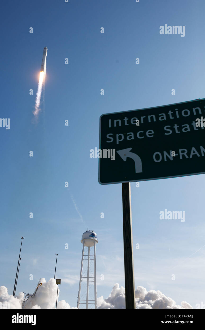 Wallops Island, Virginia, USA. 17 avr, 2019. La fusée Antares portant le Cygnus vaisseaux cargo décollera de Wallops Flight Facility de la NASA à Wallops Island, Virginie, États-Unis, le 17 avril 2019. Une fusée américaine a été lancé le mercredi de la NASA de Wallops Flight Facility sur Virginia's Eastern Shore, transportant des marchandises avec l'agence spatiale a pour mission de ravitaillement de la Station spatiale internationale (ISS). La fusée Antares construit par Northrop Grumman a décollé à 16 h 46 HAE, exerçant son activité sous le Cygnus vaisseaux cargo vers l'ISS. Source : Xinhua/Alamy Live News Banque D'Images