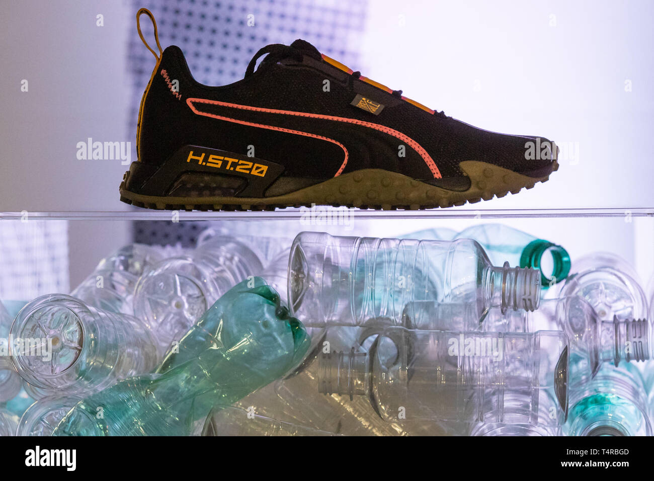 Herzogenaurach, Allemagne. 18 avr, 2019. Une chaussure en plastique recyclé de la fabricant d'articles de sport Puma se dresse sur un piédestal en marge de l'assemblée générale annuelle de la société. Moins d'un an après le retrait de l'actionnaire majoritaire français Kering, le Conseil de surveillance et le Conseil exécutif de l'intention de proposer aux actionnaires un 1:10 division d'actions, la société a annoncé. Crédit : Daniel Karmann/dpa/Alamy Live News Banque D'Images