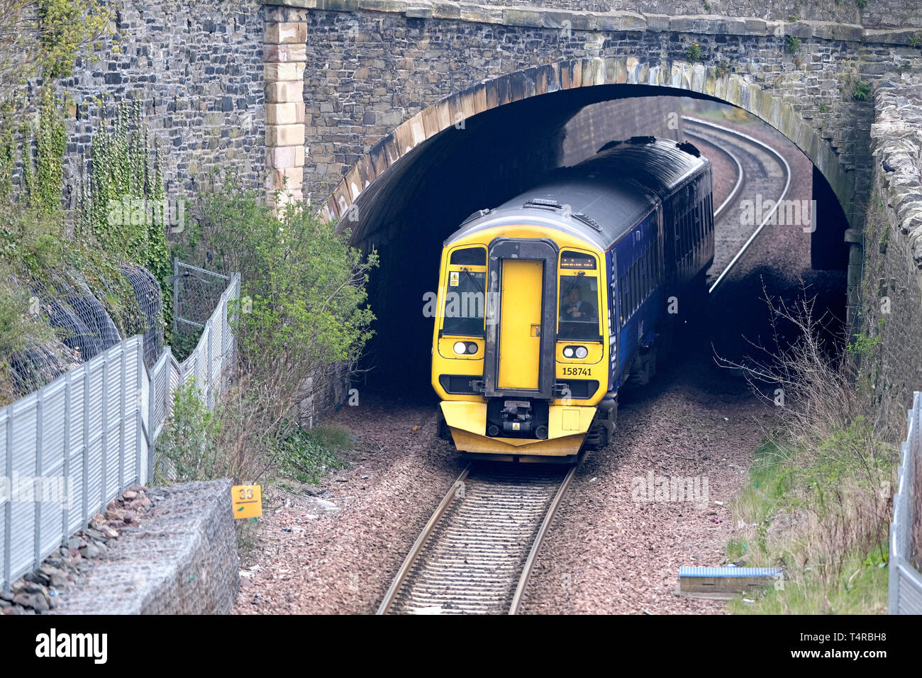 18.04.2019. Ladhope Vale, GALASHIELS, Royaume-Uni. Trains sur Rail Frontières DESCRIPTION : 09:58 Départ de Galashiels, Waverley avec deux chariots, ces derniers jours ont vu de nombreuses annulations sur l'itinéraire, mais assurances récemment promesse d'améliorer le service pour les clients. Vu ici est une classe 158/0 (158741) British Rail Class 158 Express est un sprinter à unités multiples diesel (DMU) train, construit pour British Rail entre 1989 et 1992 par BREL à son Derby fonctionne. (Photo : Rob Gray ) Banque D'Images